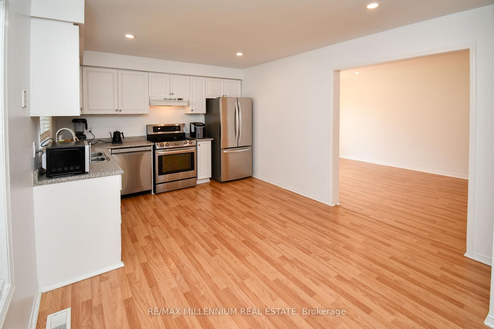 85 Downing Crescent photo 11