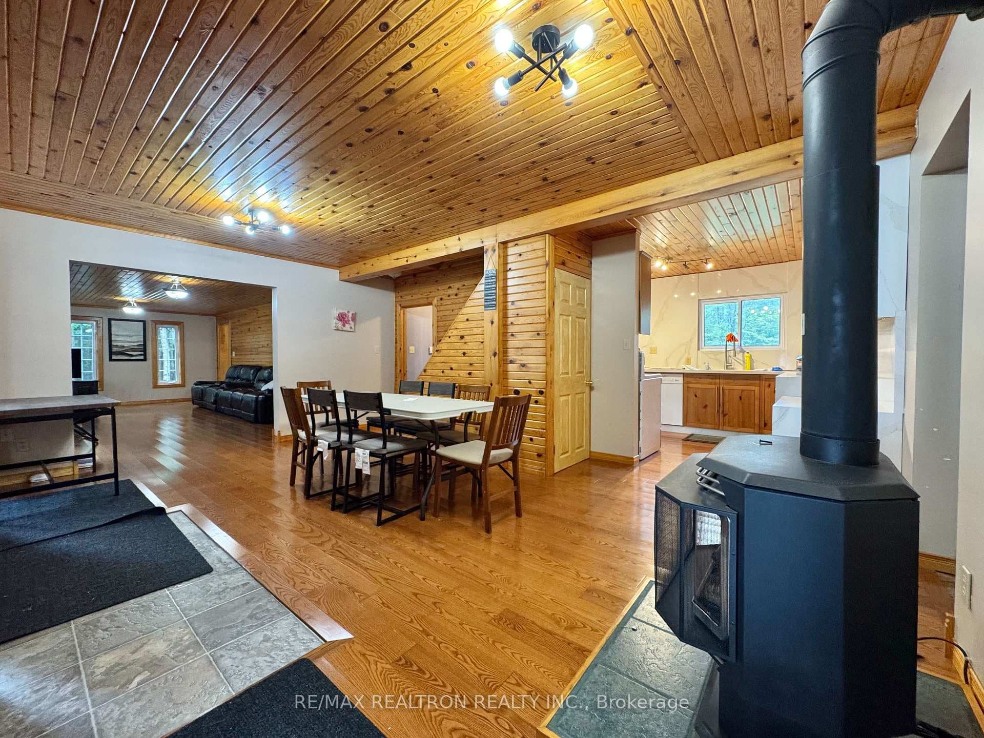 380 BEAVER Lane photo 8