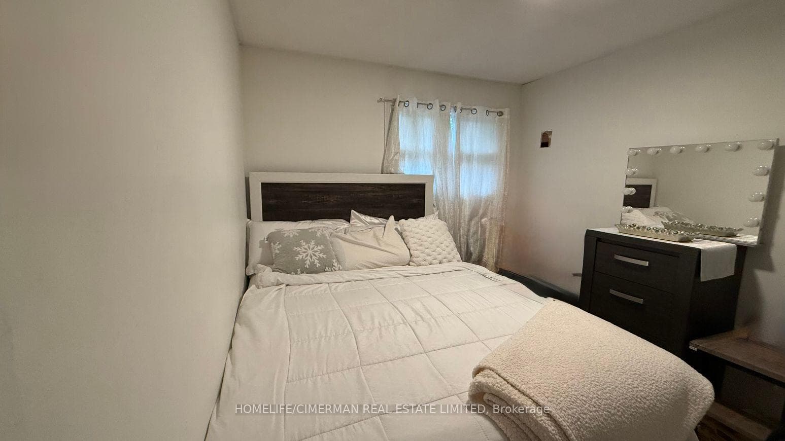 678 Trinity Street photo 11