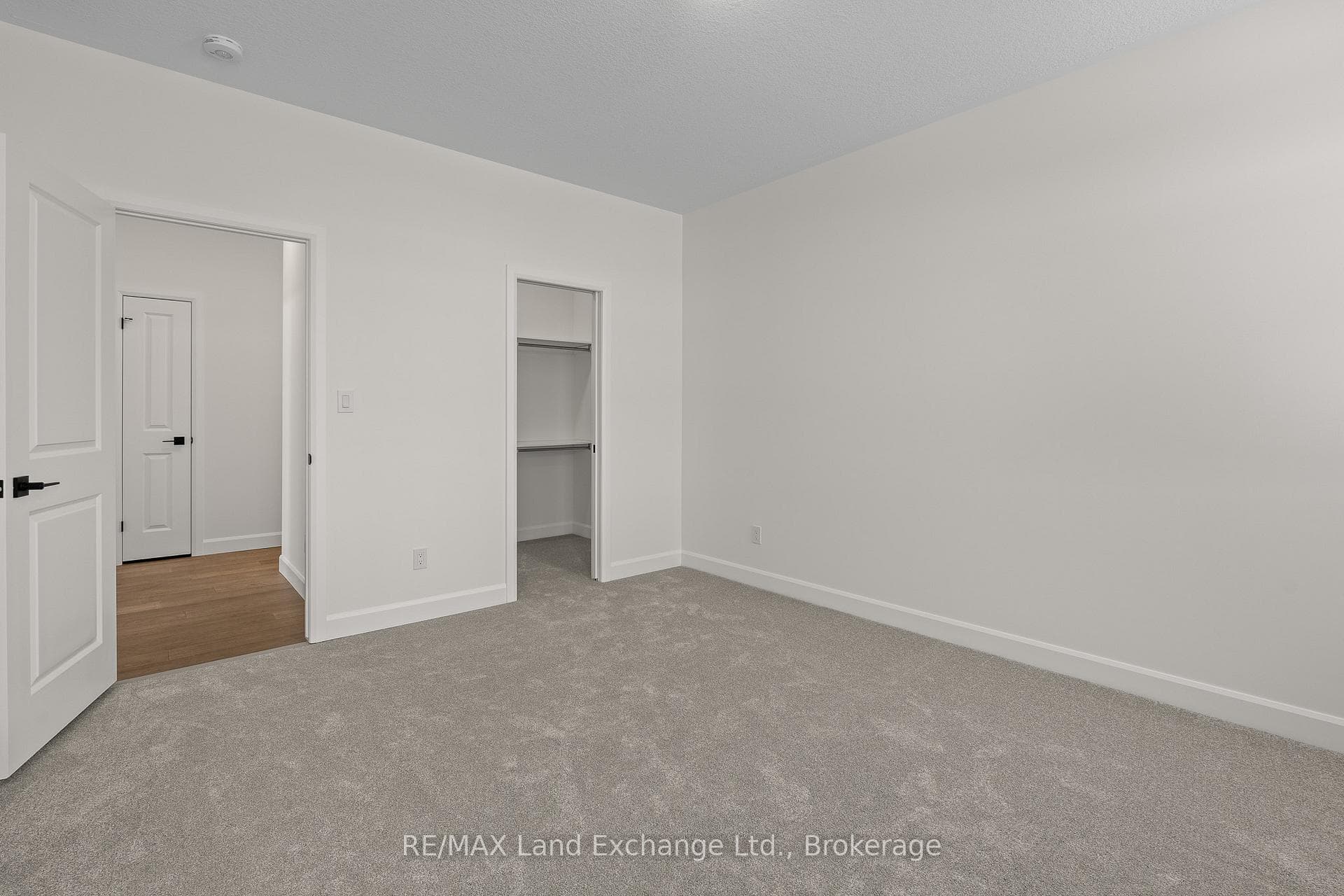 340 McLean Crescent photo 24