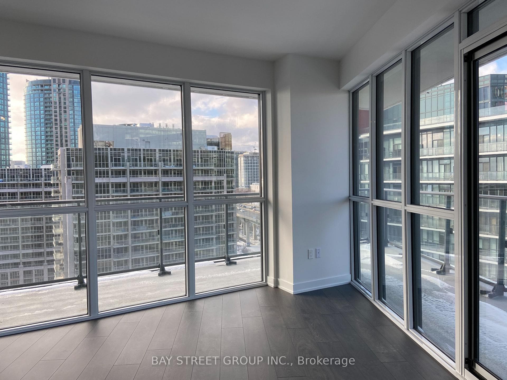 38 Iannuzzi Street Unit 1704 photo 3