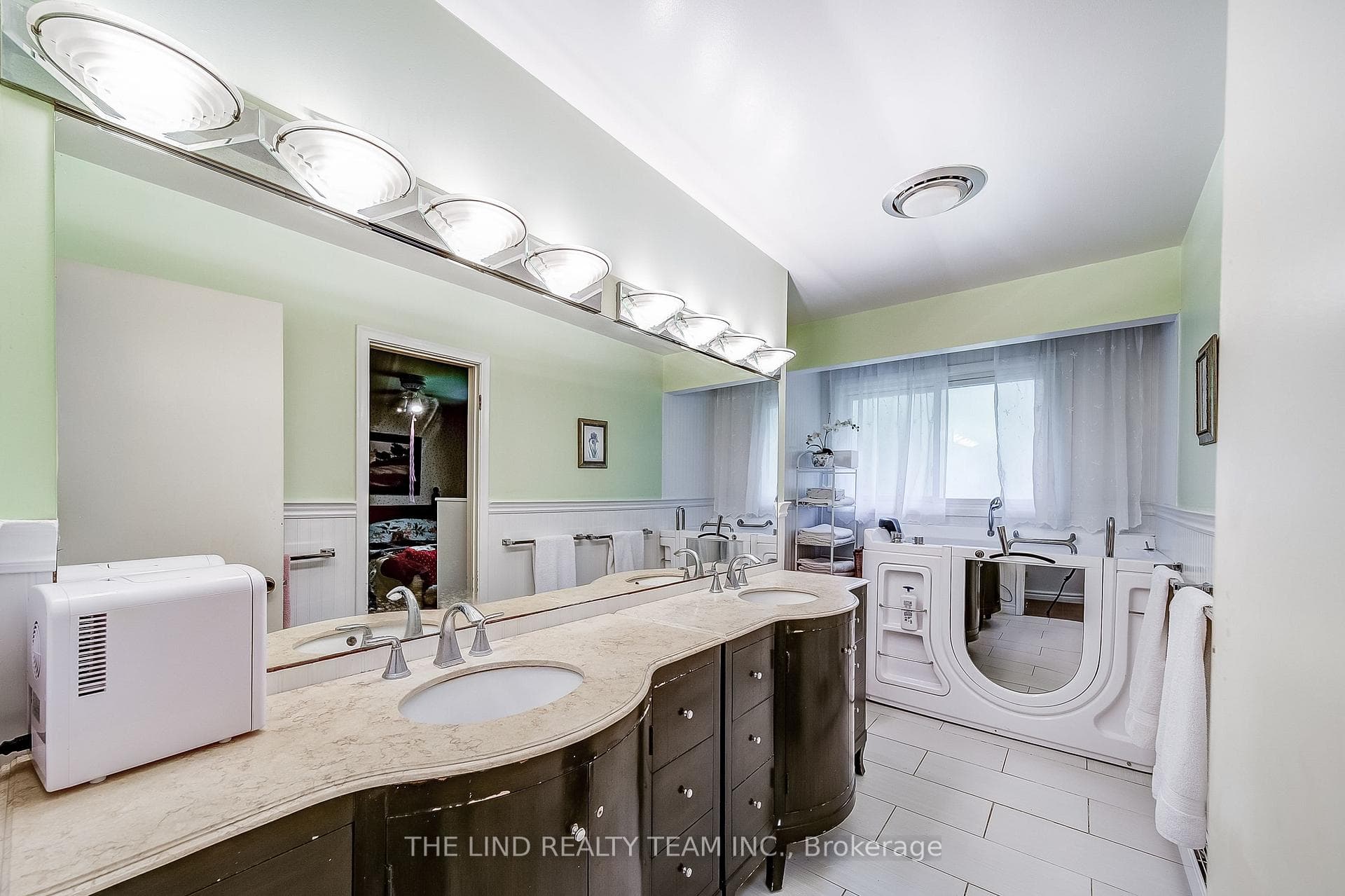 15809 Dufferin Street photo 22