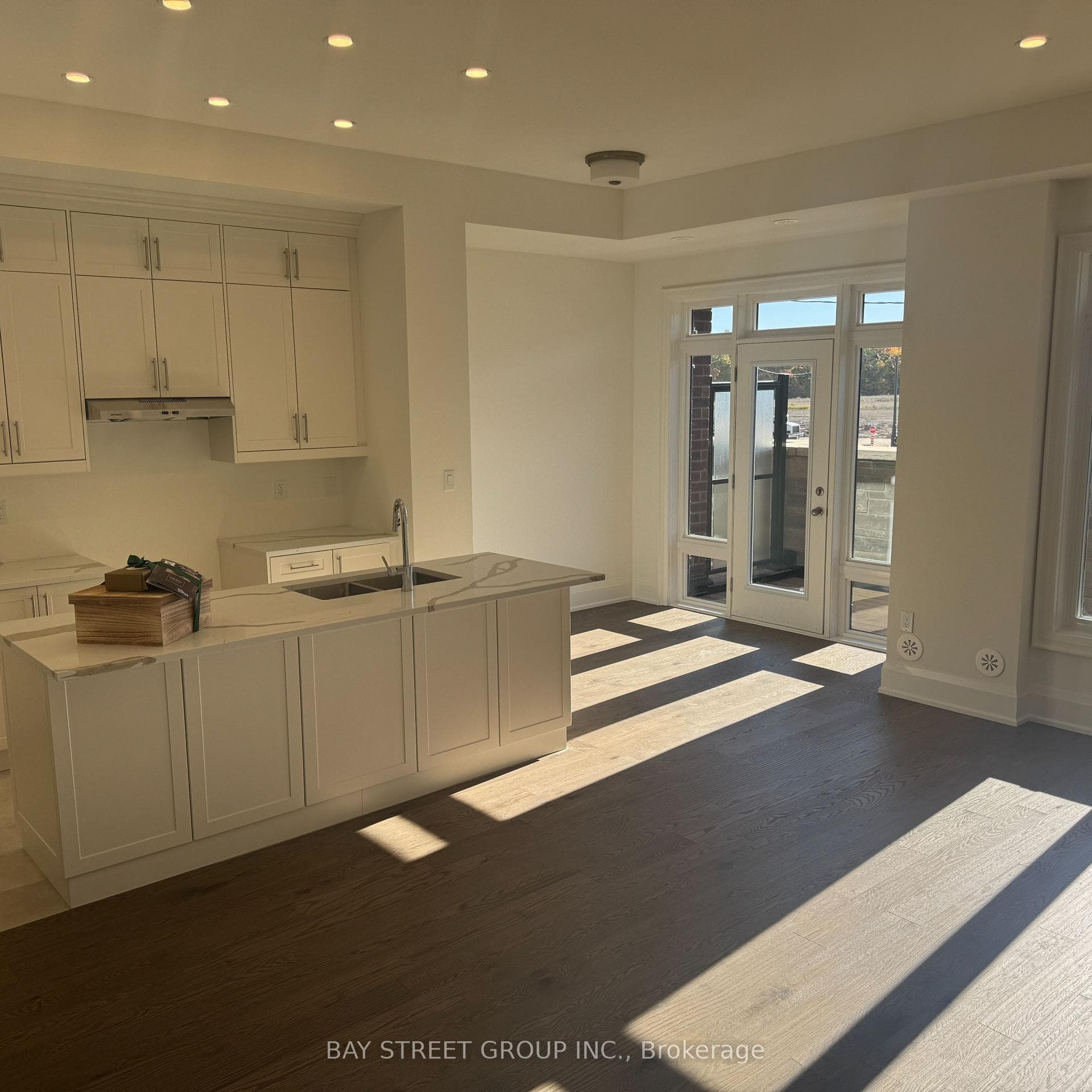 3301 Taha Gardens photo 6
