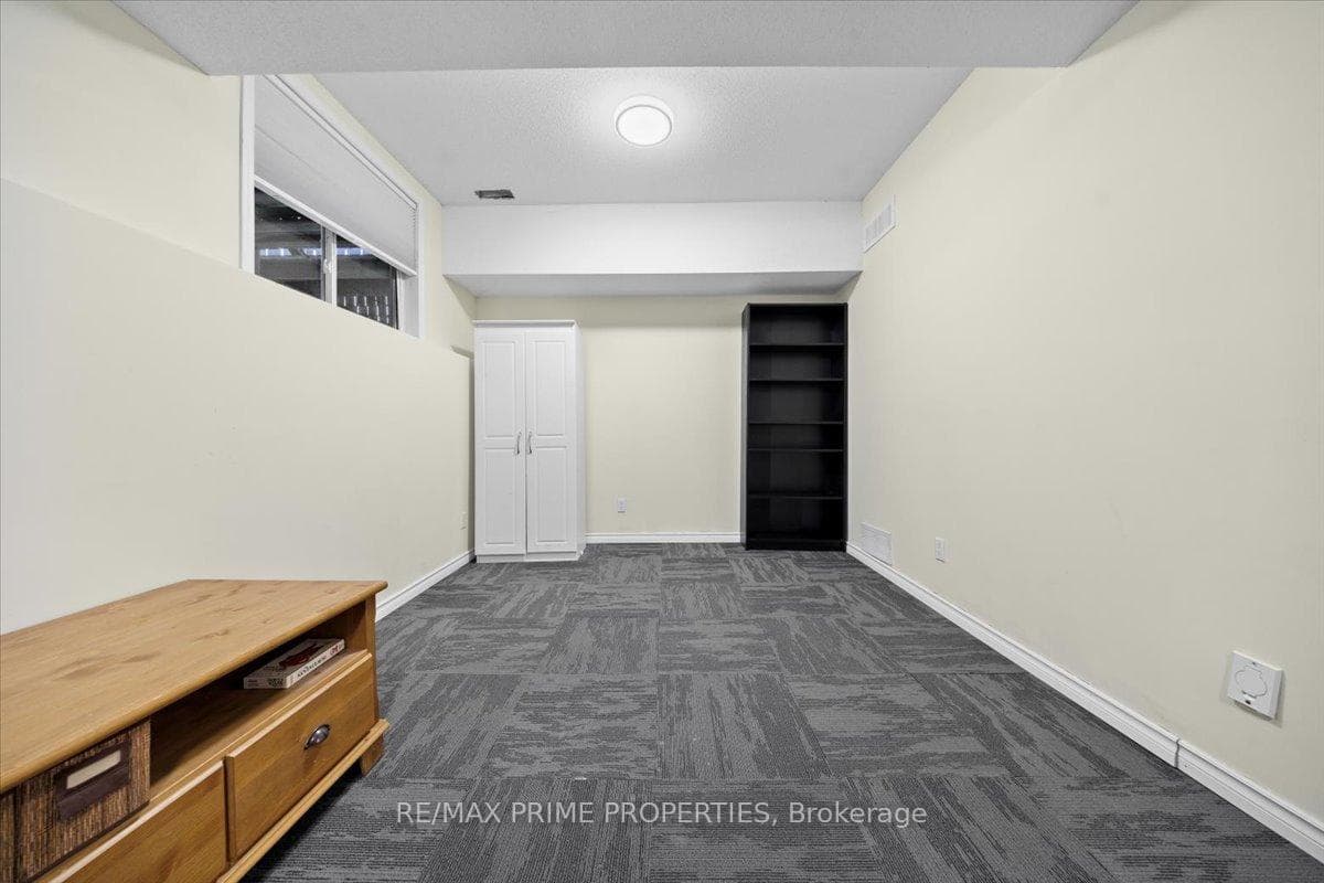 201 Gladeview Private photo 30
