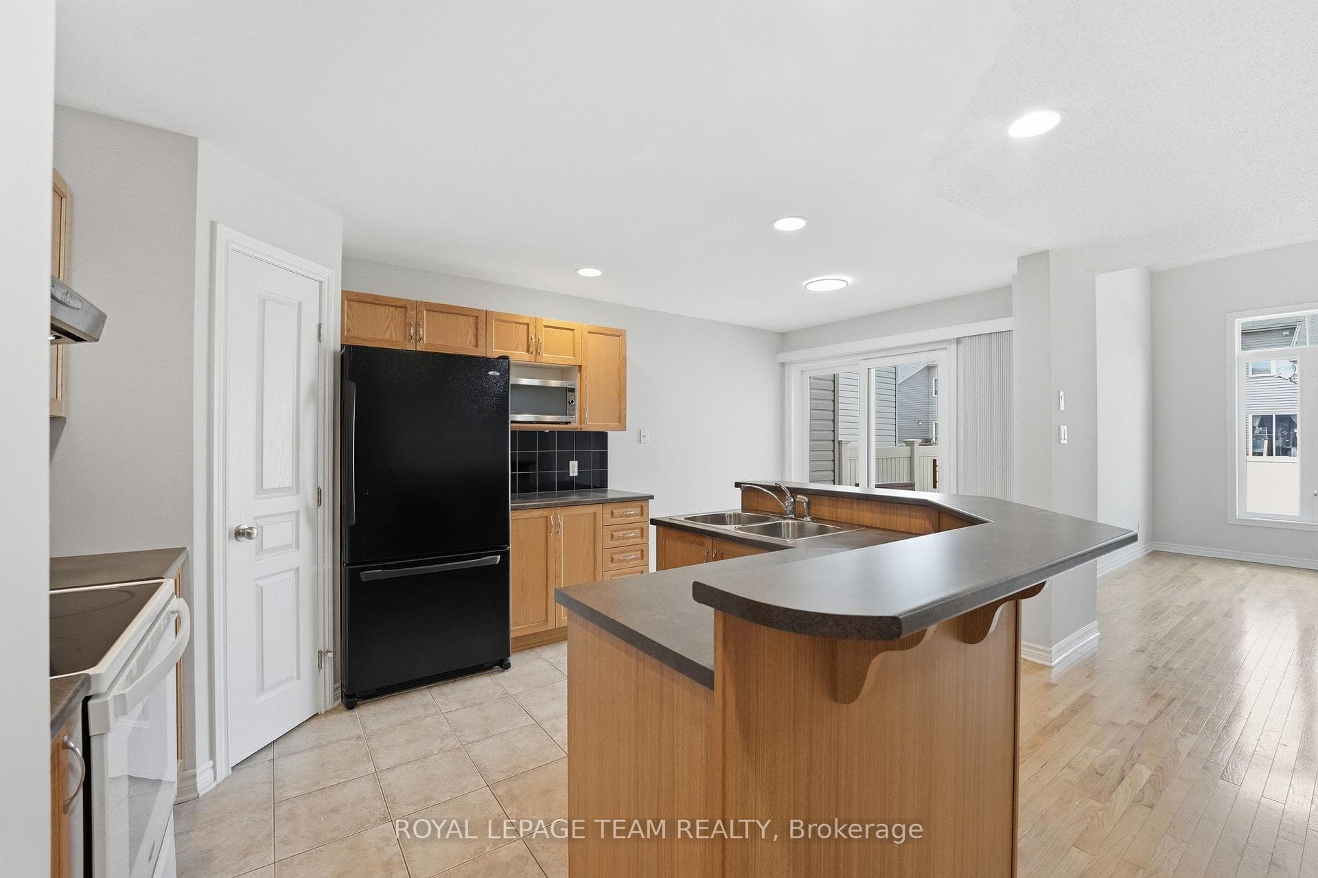 239 Tandalee Crescent photo 7