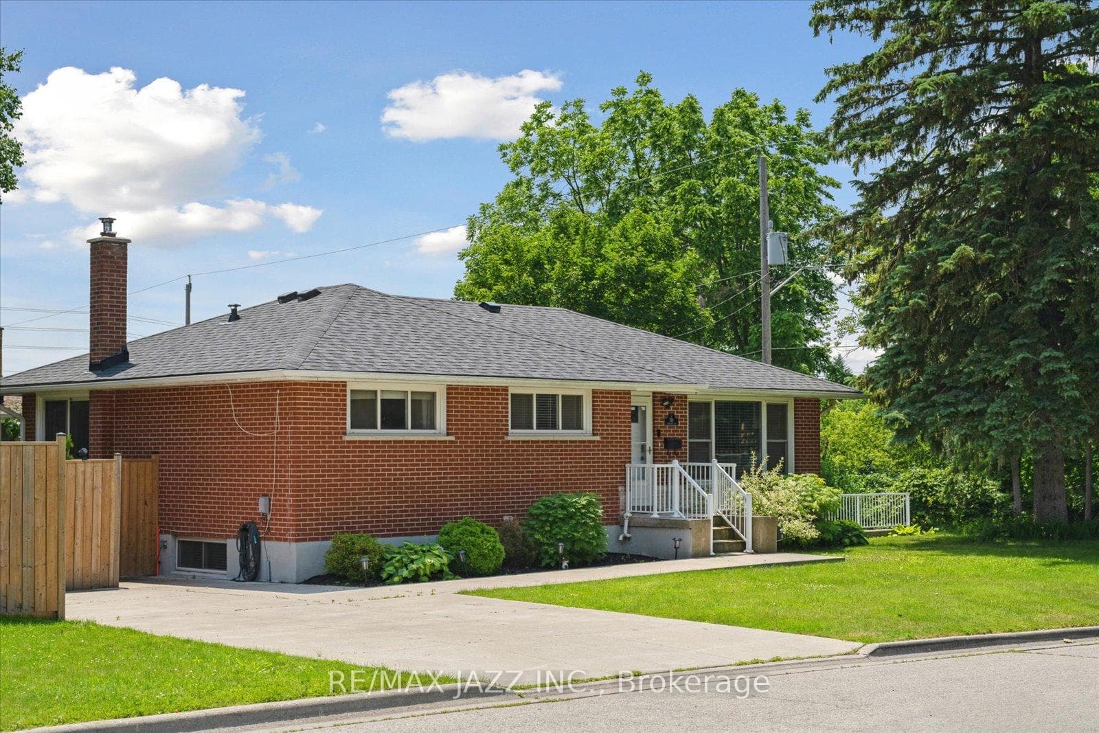 749 Cambridge Avenue photo 2