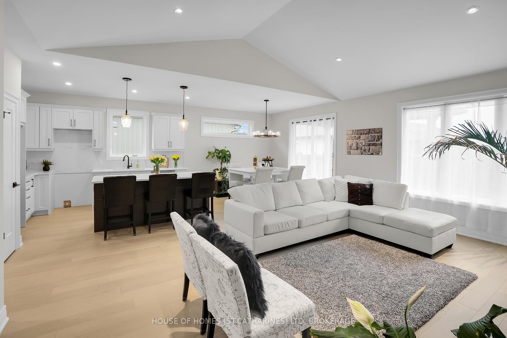 OPEN ENTERTAINING SPACE