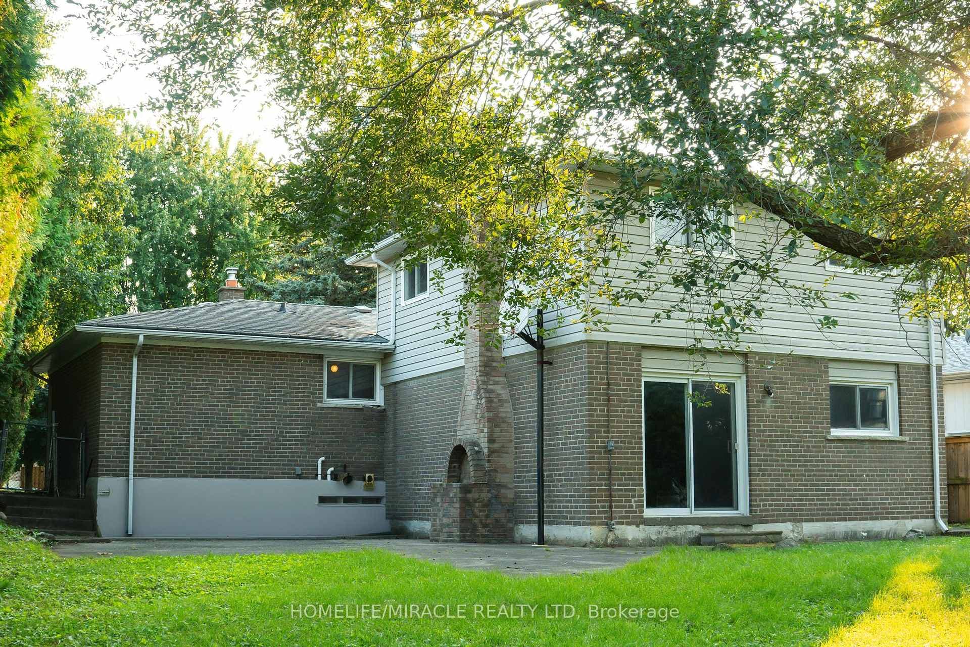 18 Greystone Crescent photo 5