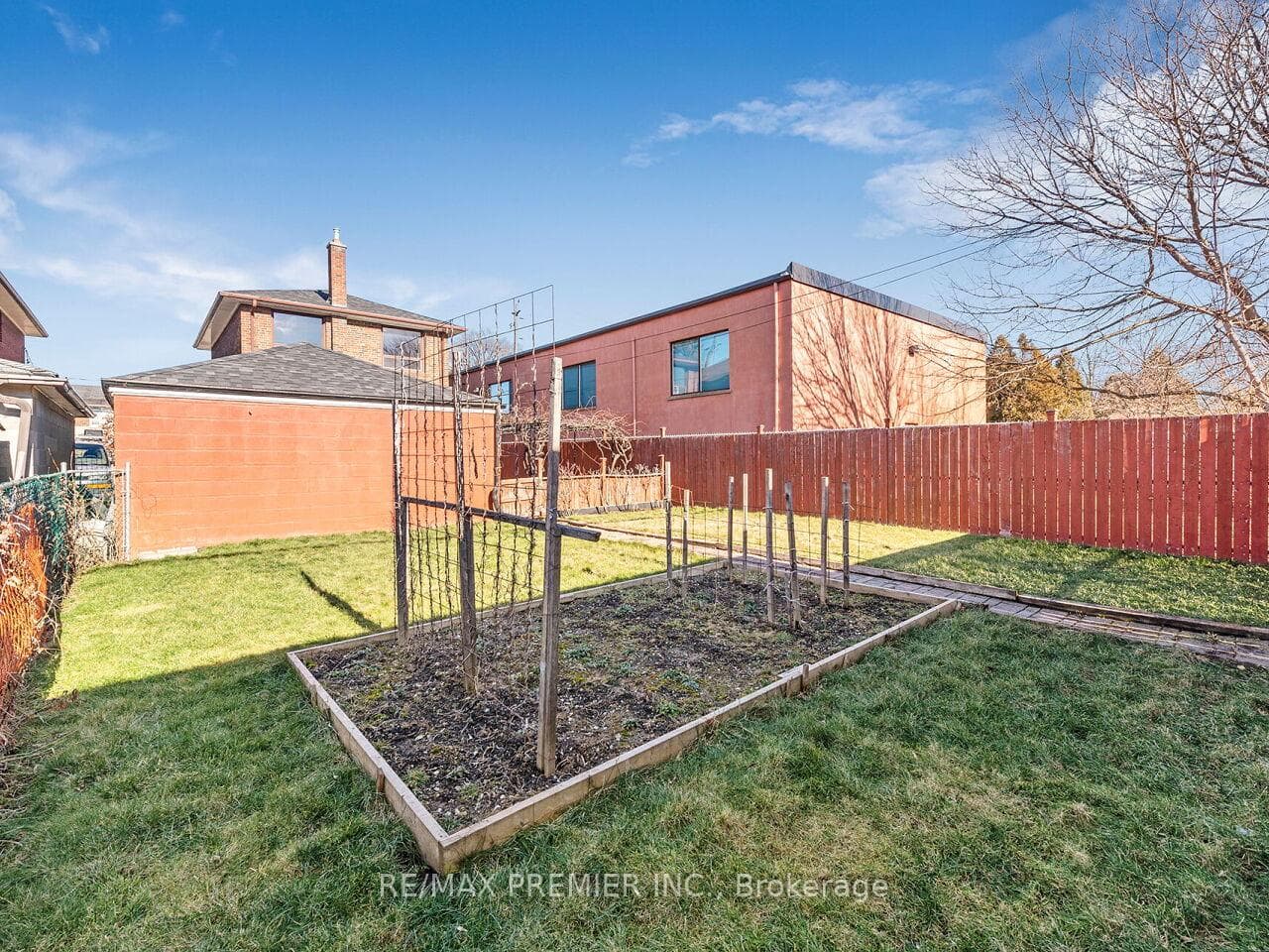 89 Cayuga Avenue photo 32