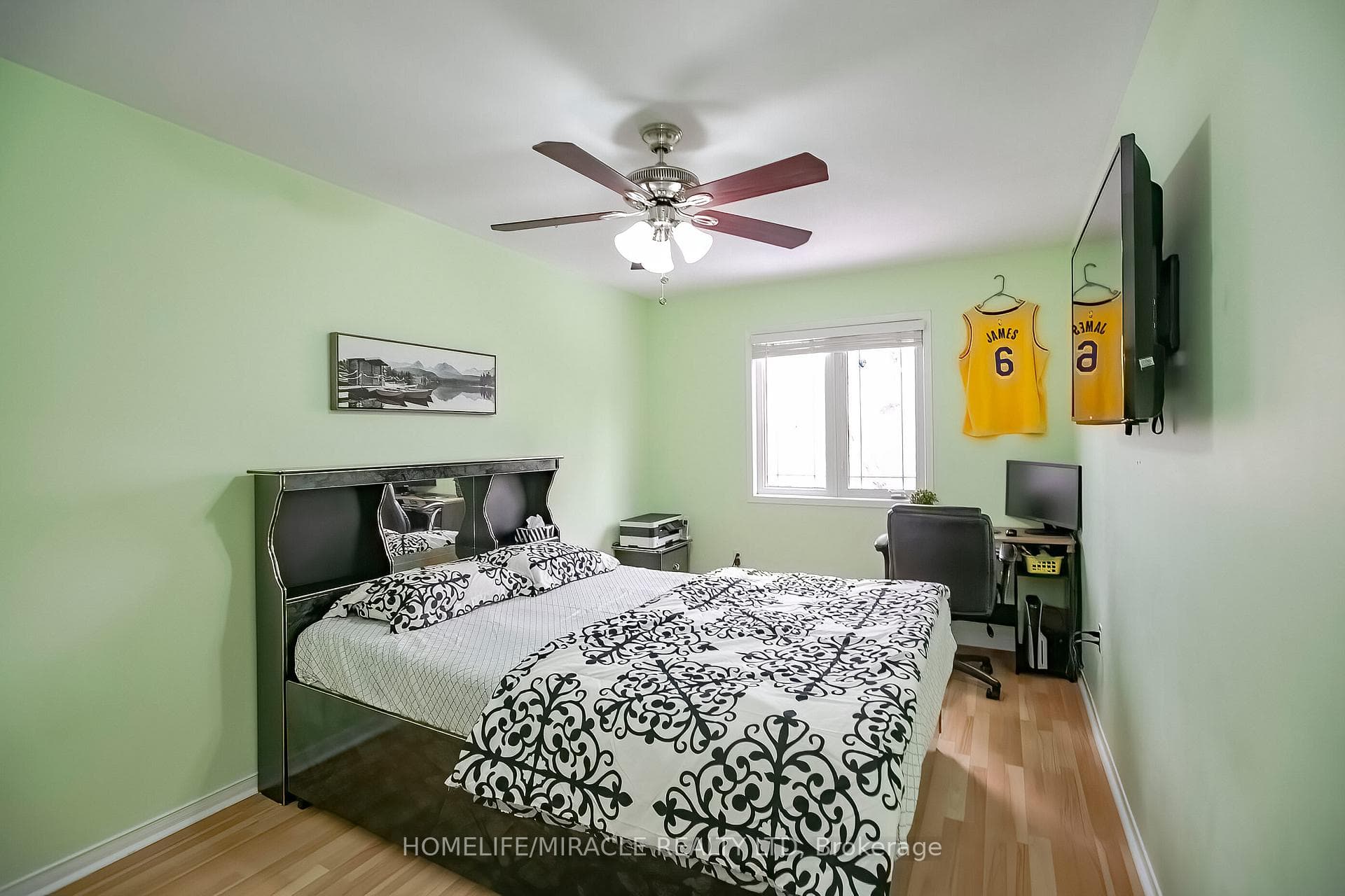 61 LAURAGLEN Crescent photo 33