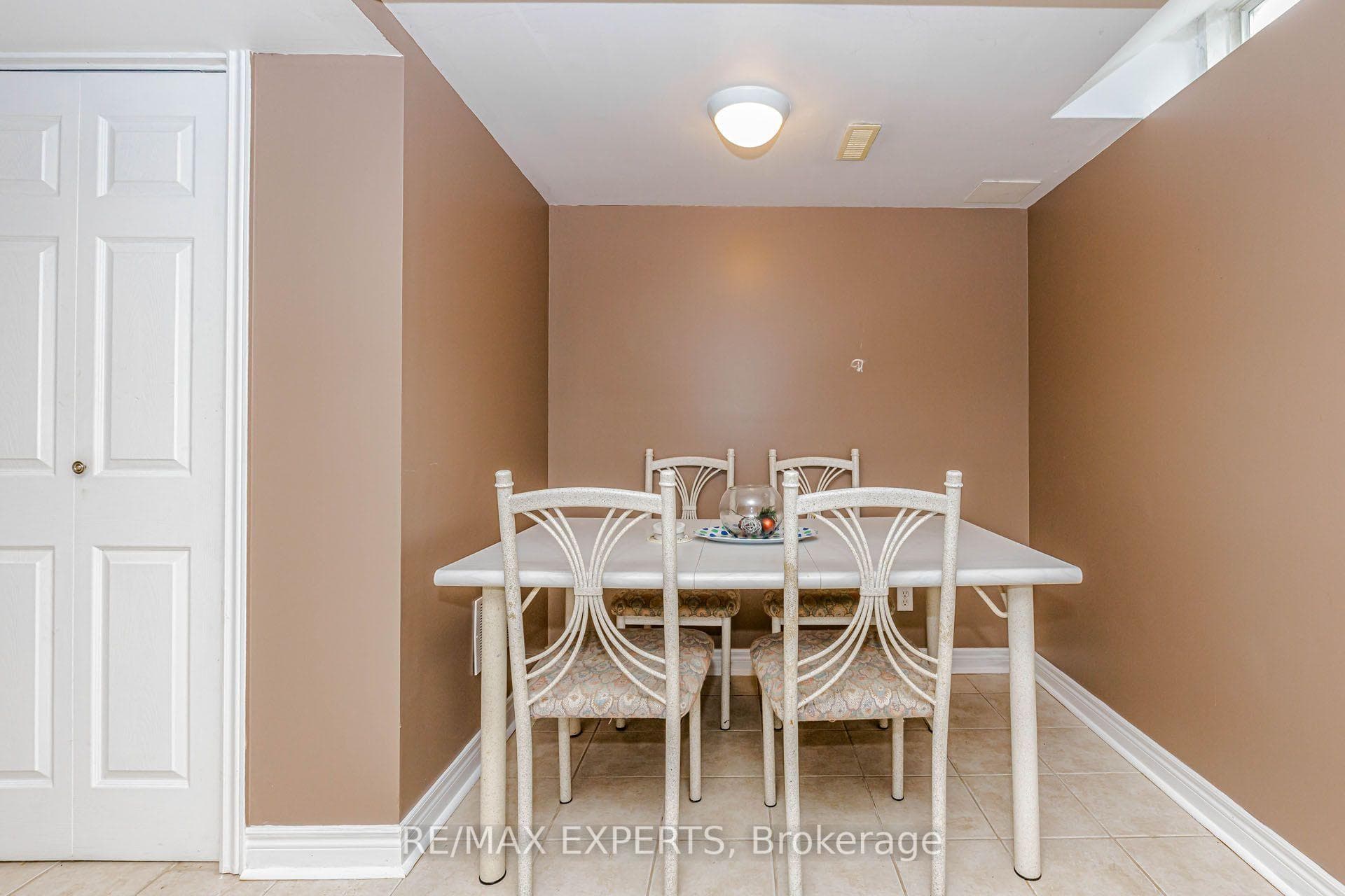 225 Kelso Crescent photo 29