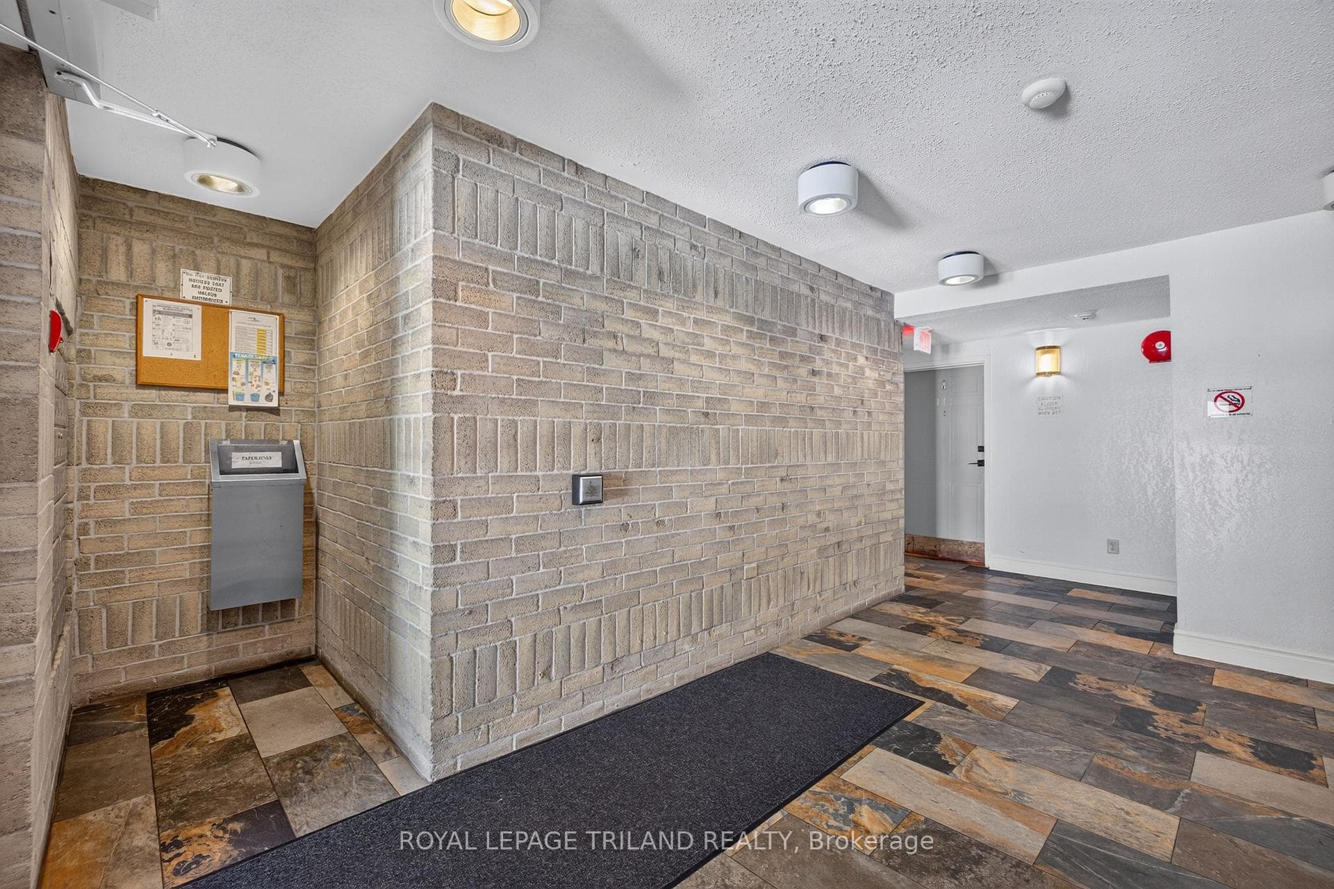 735 Deveron Crescent Unit 102 photo 25