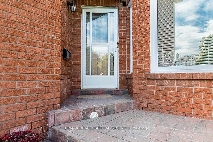 6525 WARBLER Lane photo 2