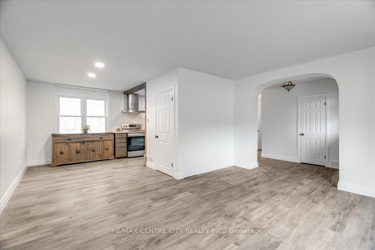 549 Victoria Street photo 8