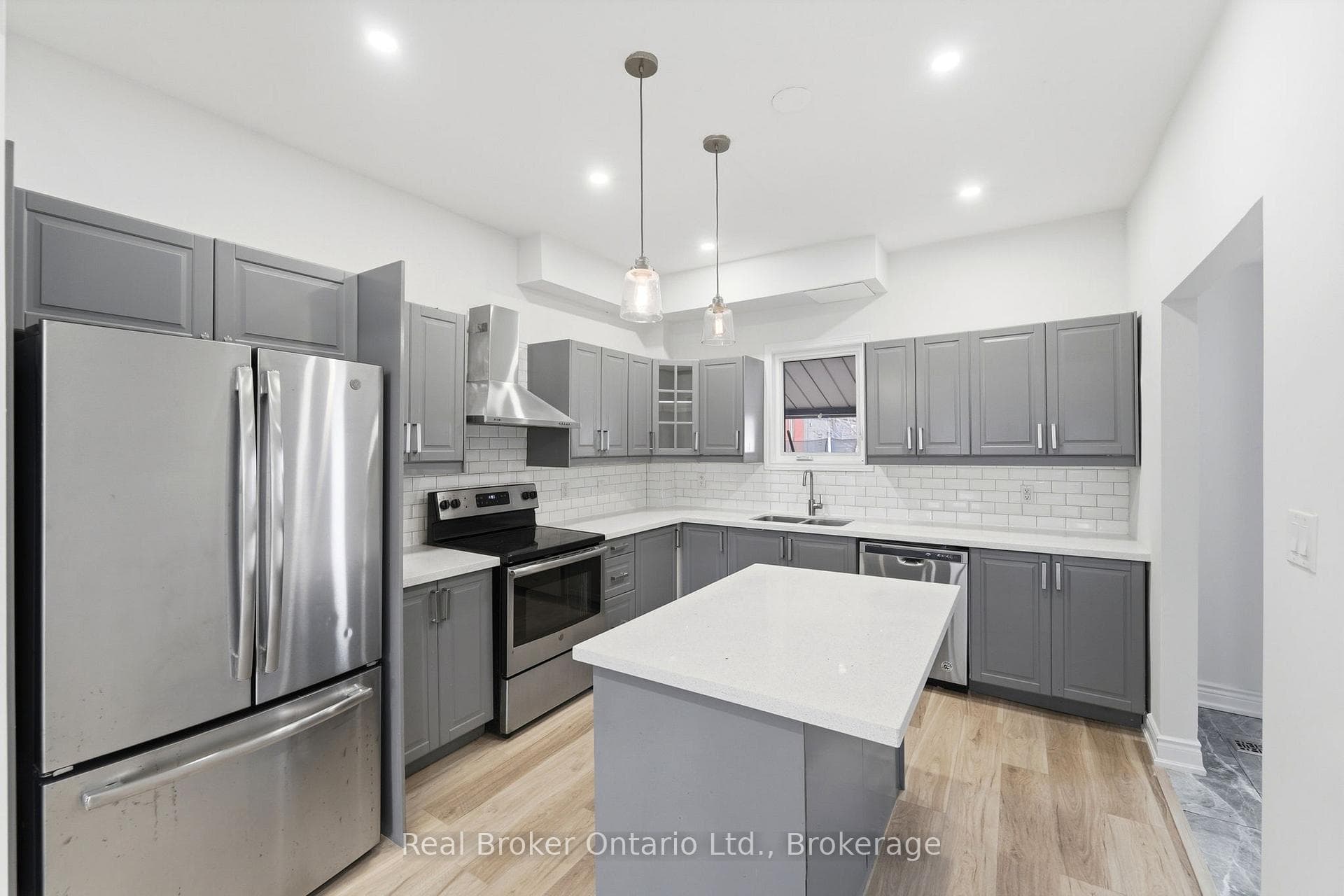 167 Rosslyn Avenue Unit Upper photo 8