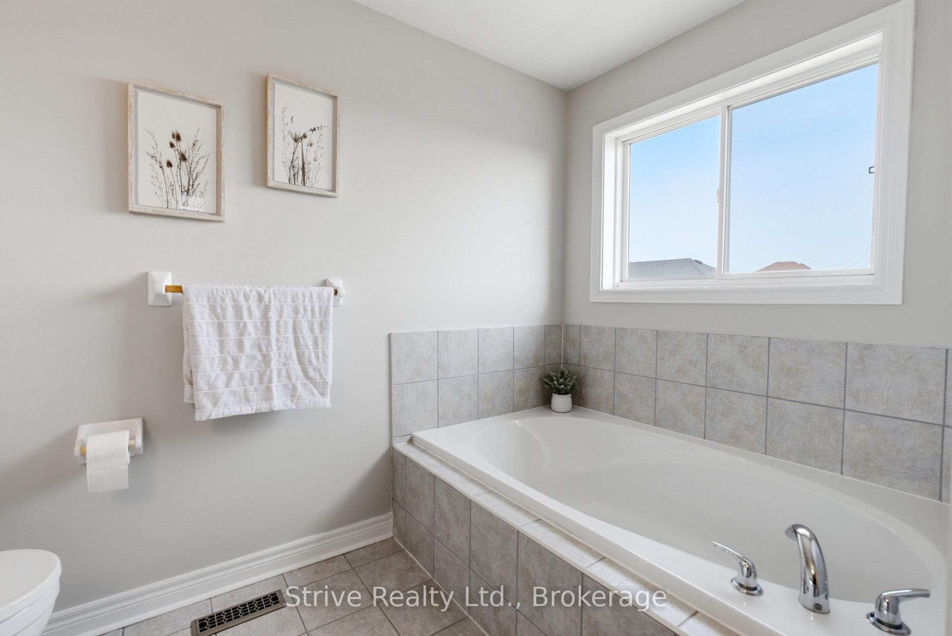 272 Huntington Crescent photo 21