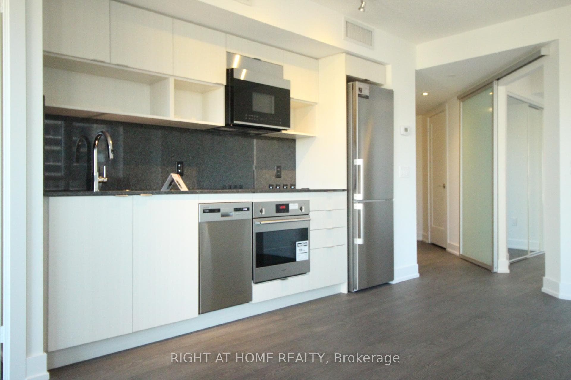 9 Mabelle Avenue Unit 416 photo 13