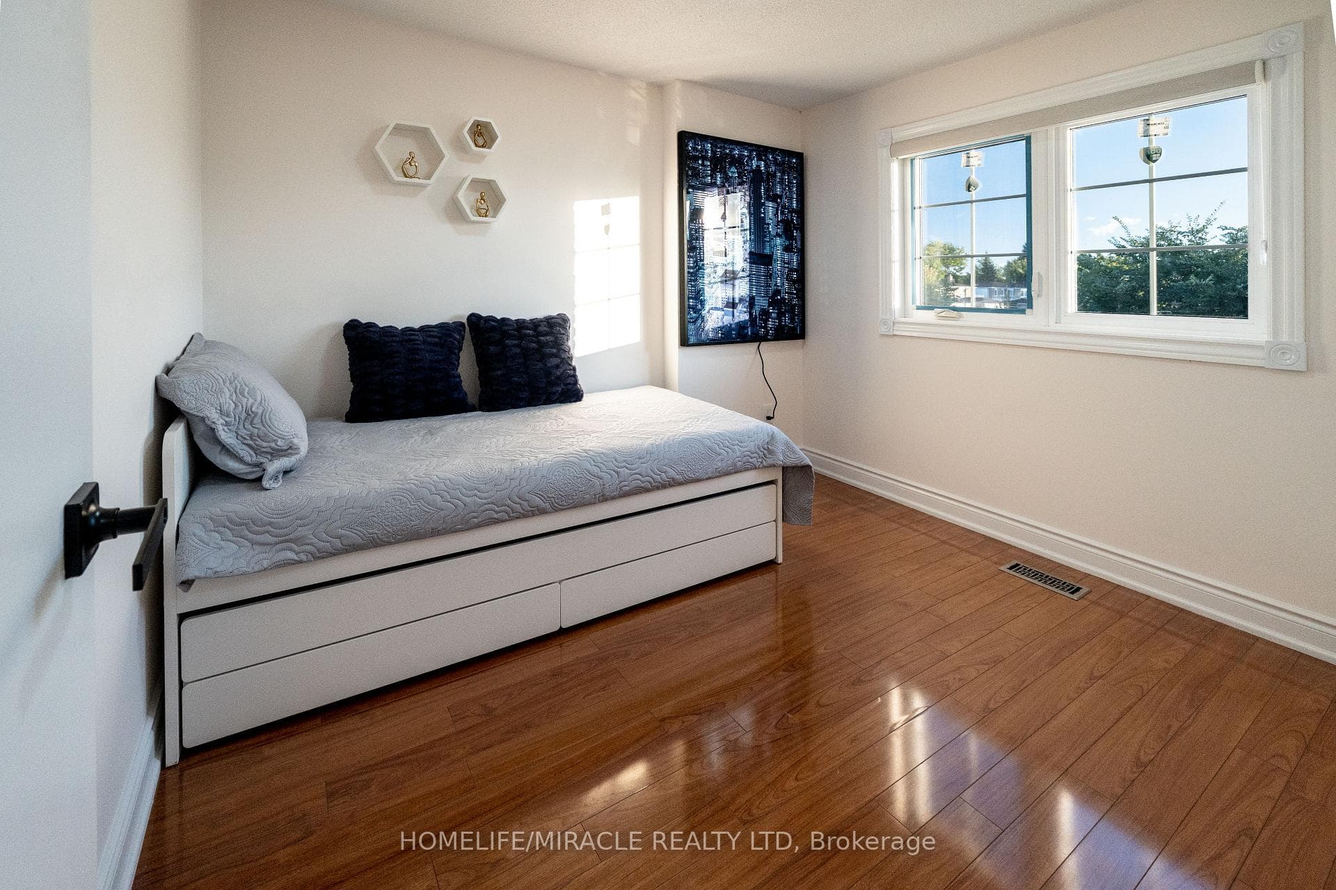 60 Denlow Drive photo 25