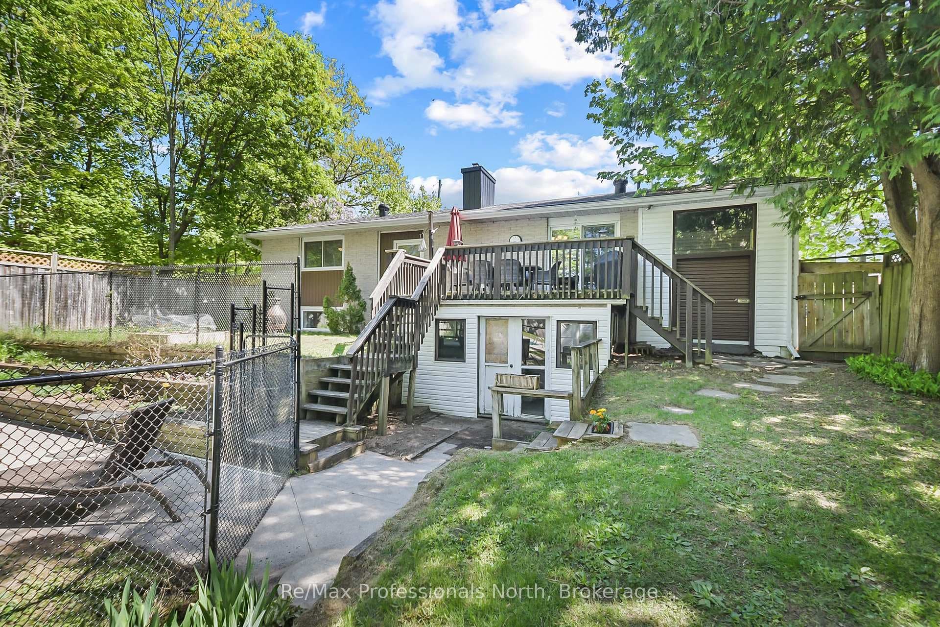 110 FRASER Street photo 39