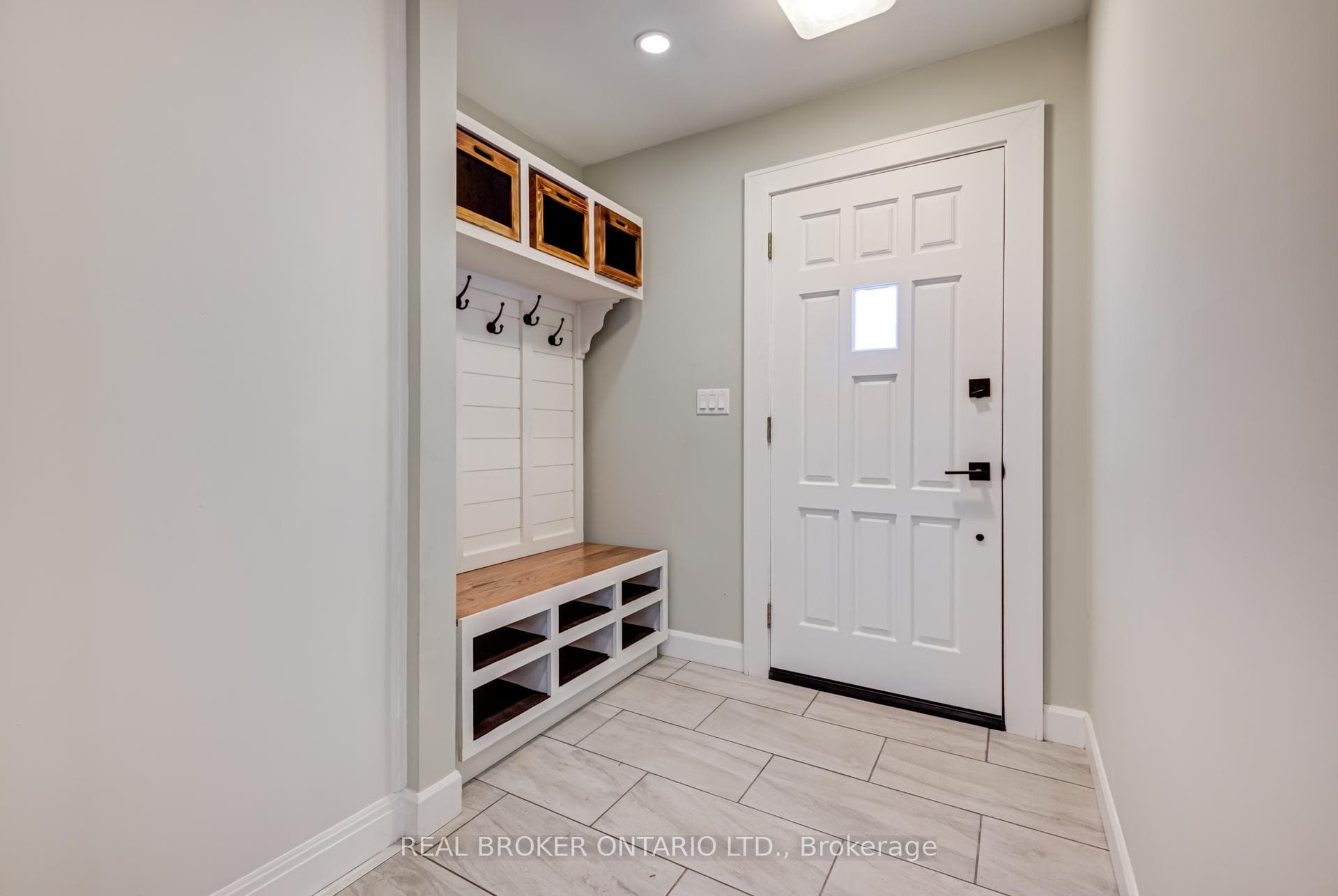 186 Jeffery Avenue Unit Upper photo 5