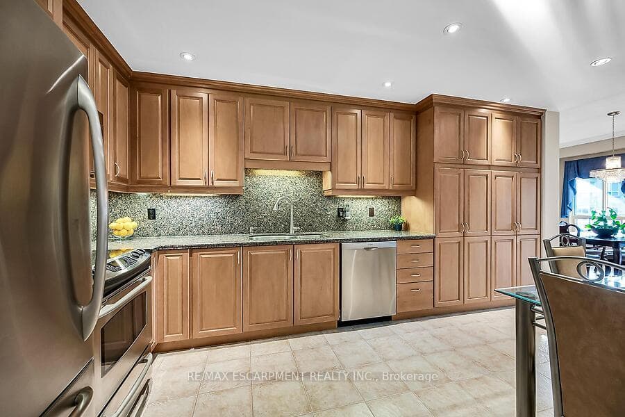 3000 Creekside Drive Unit 601 photo 7