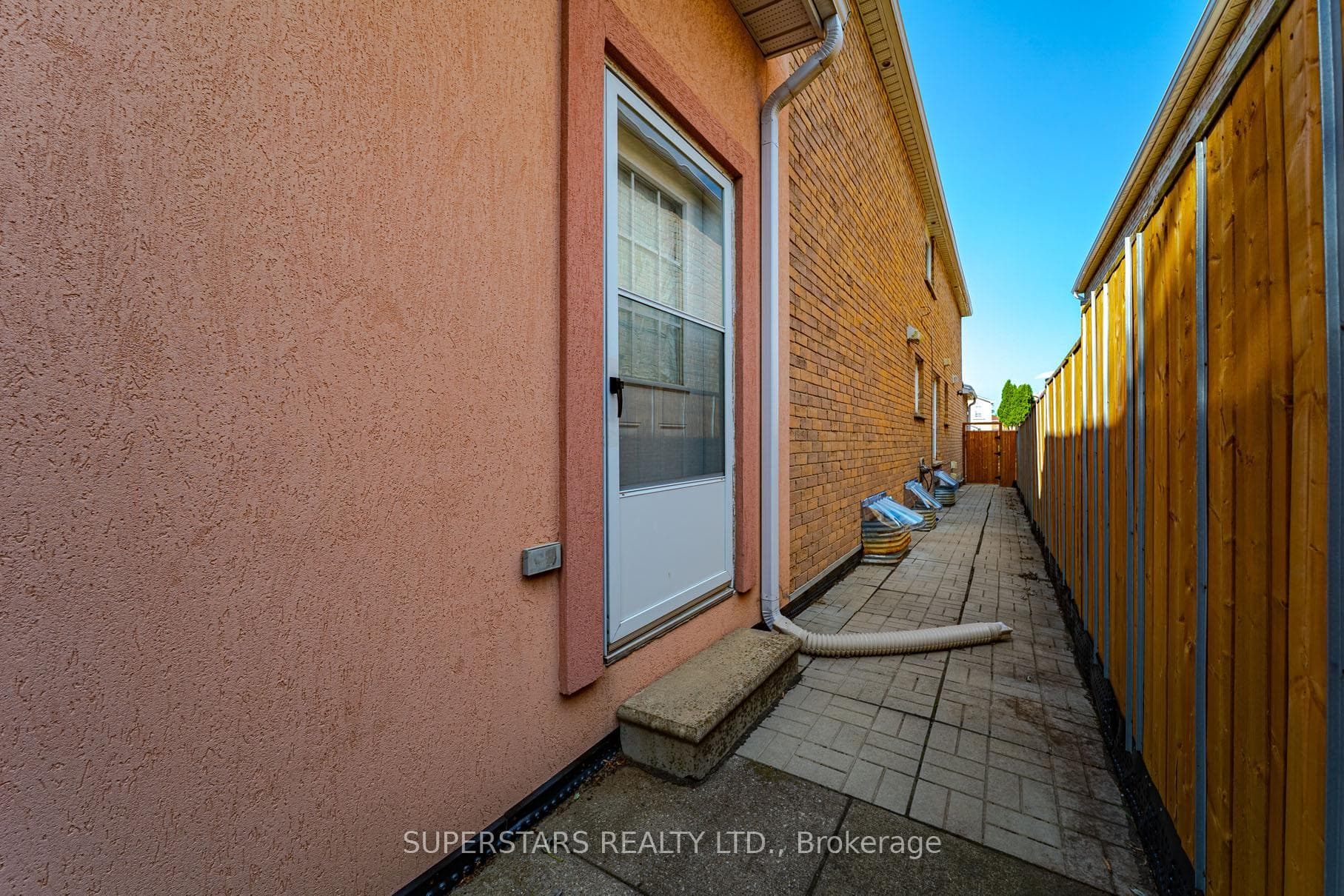 160 Galbraith Crescent photo 38