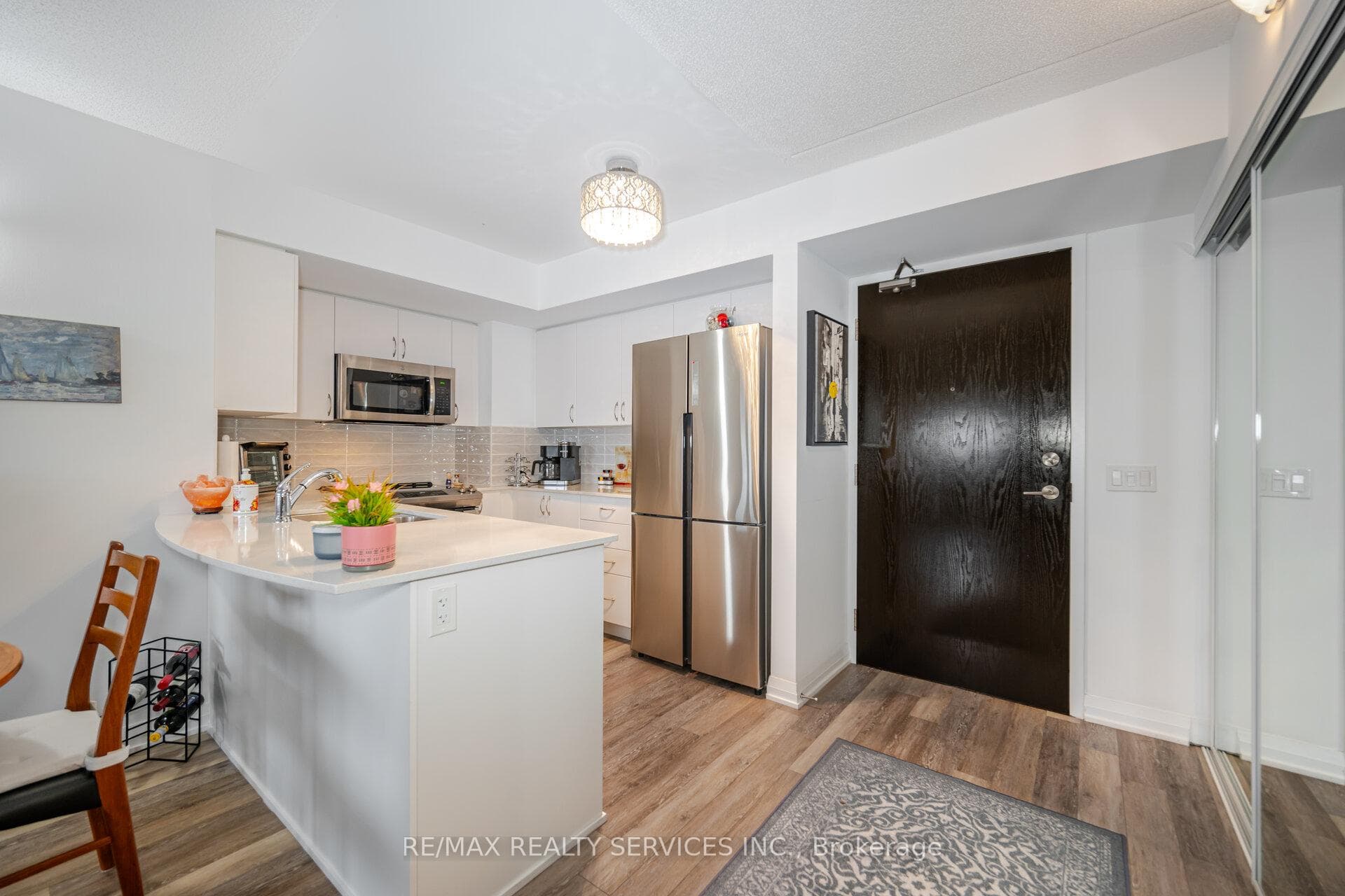 Quartz countertops & breakfast bar