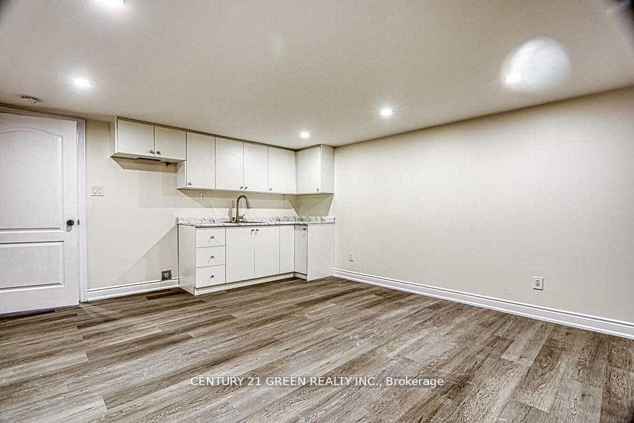 164 Gardiner Drive photo 27