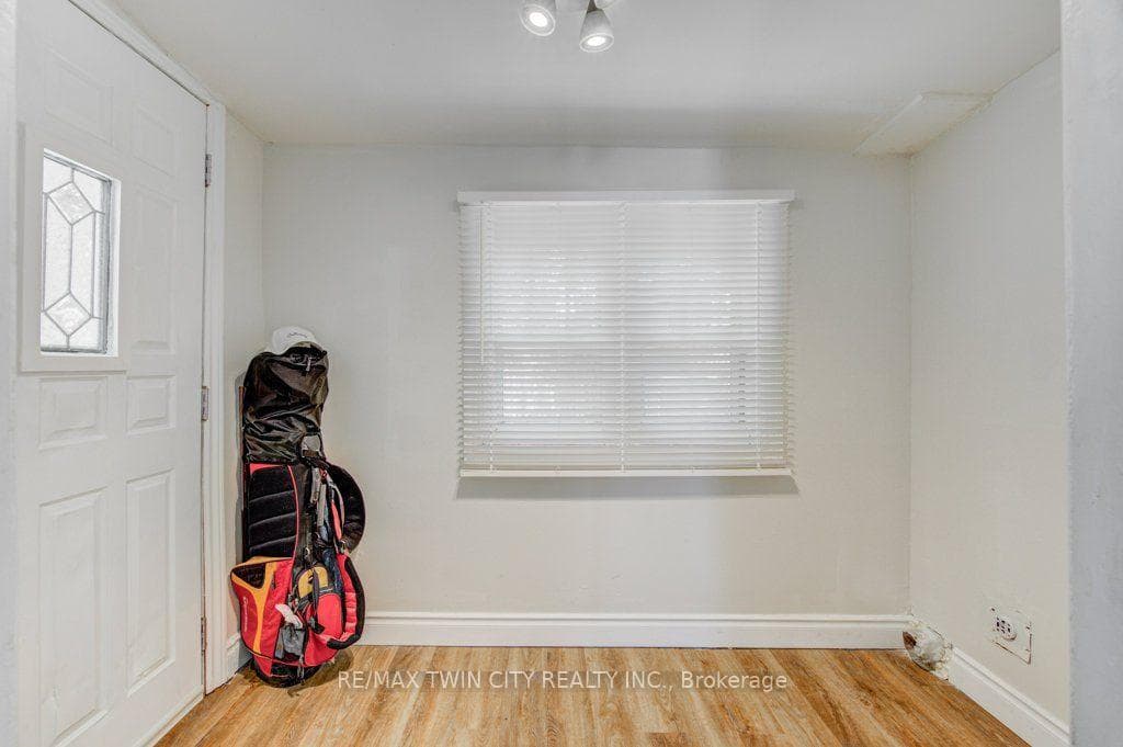 461 Selkirk Street photo 48