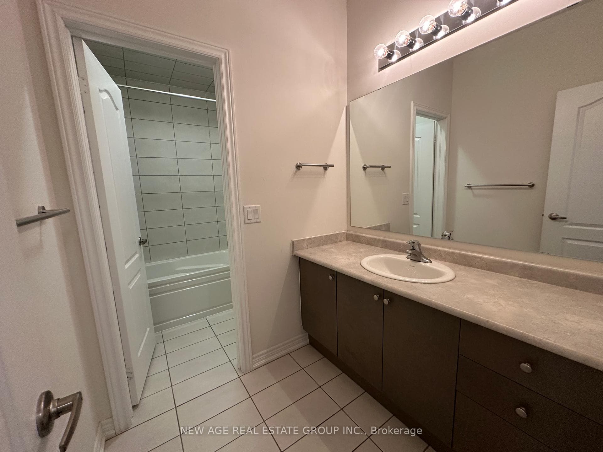 517 Dundas Street photo 27