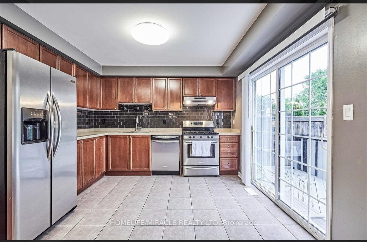 24 Settlers Court photo 12