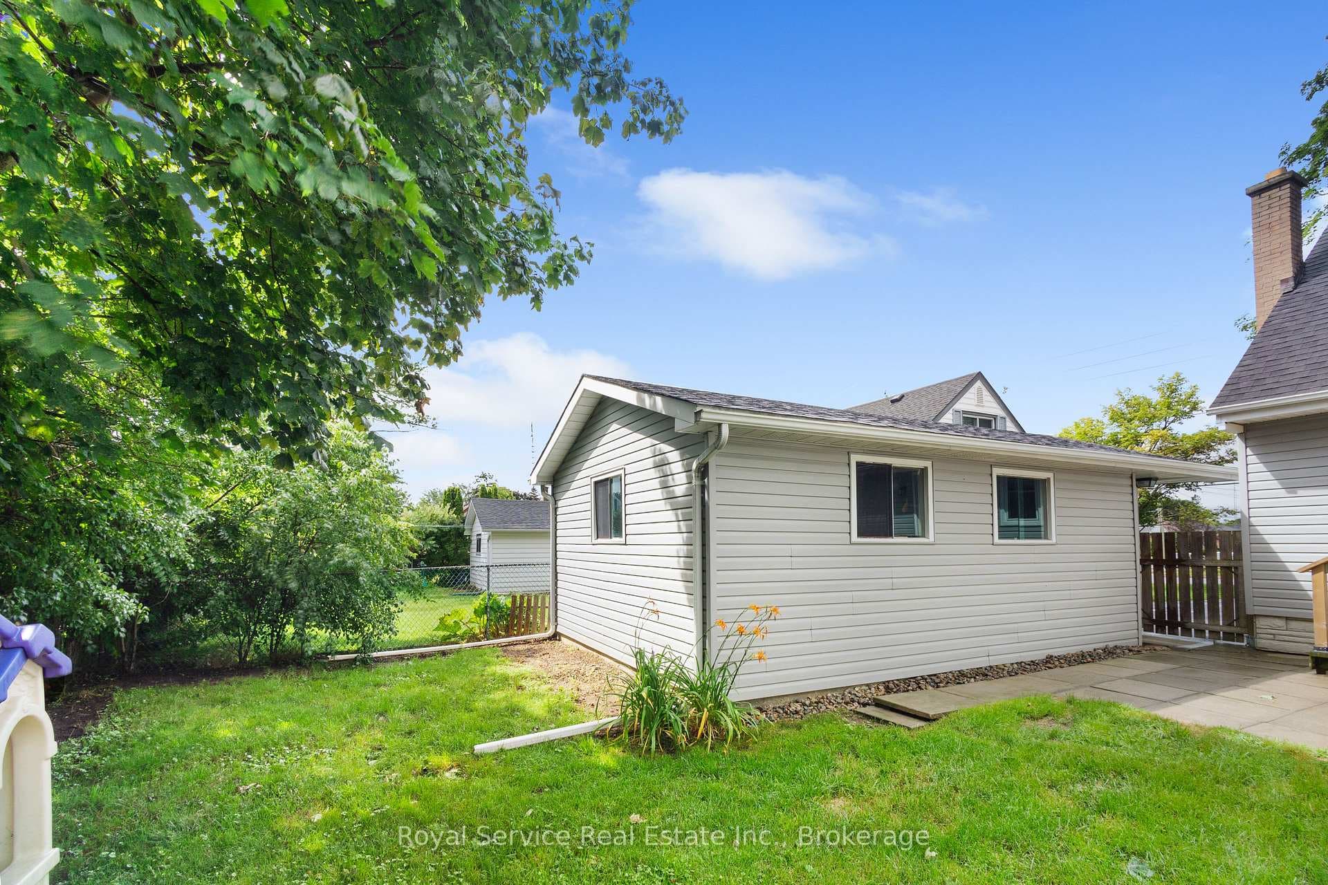 558 Burnham Street photo 33