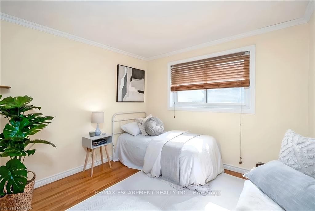 652 Ardleigh Crescent photo 20