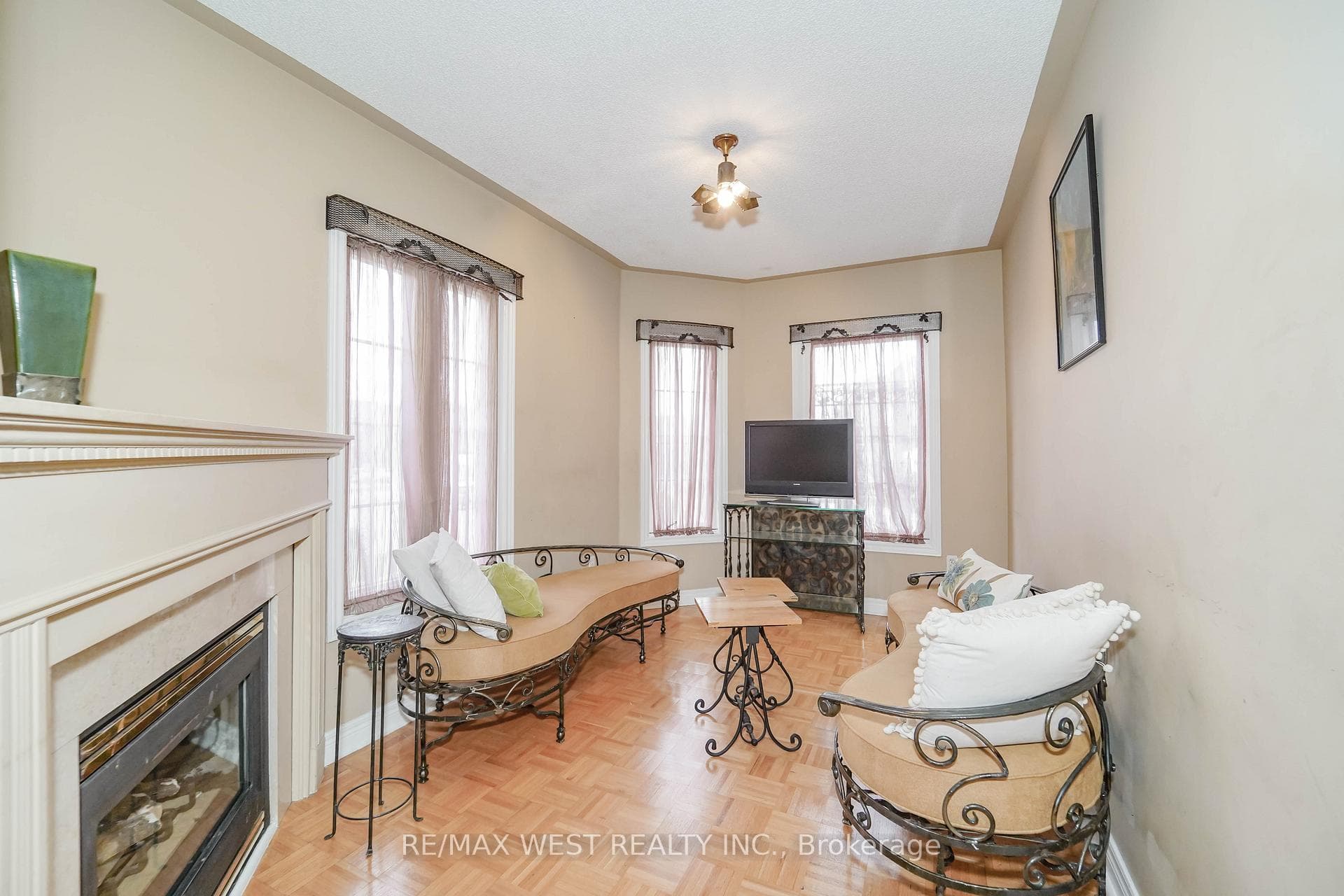 149 Foxchase Avenue photo 6