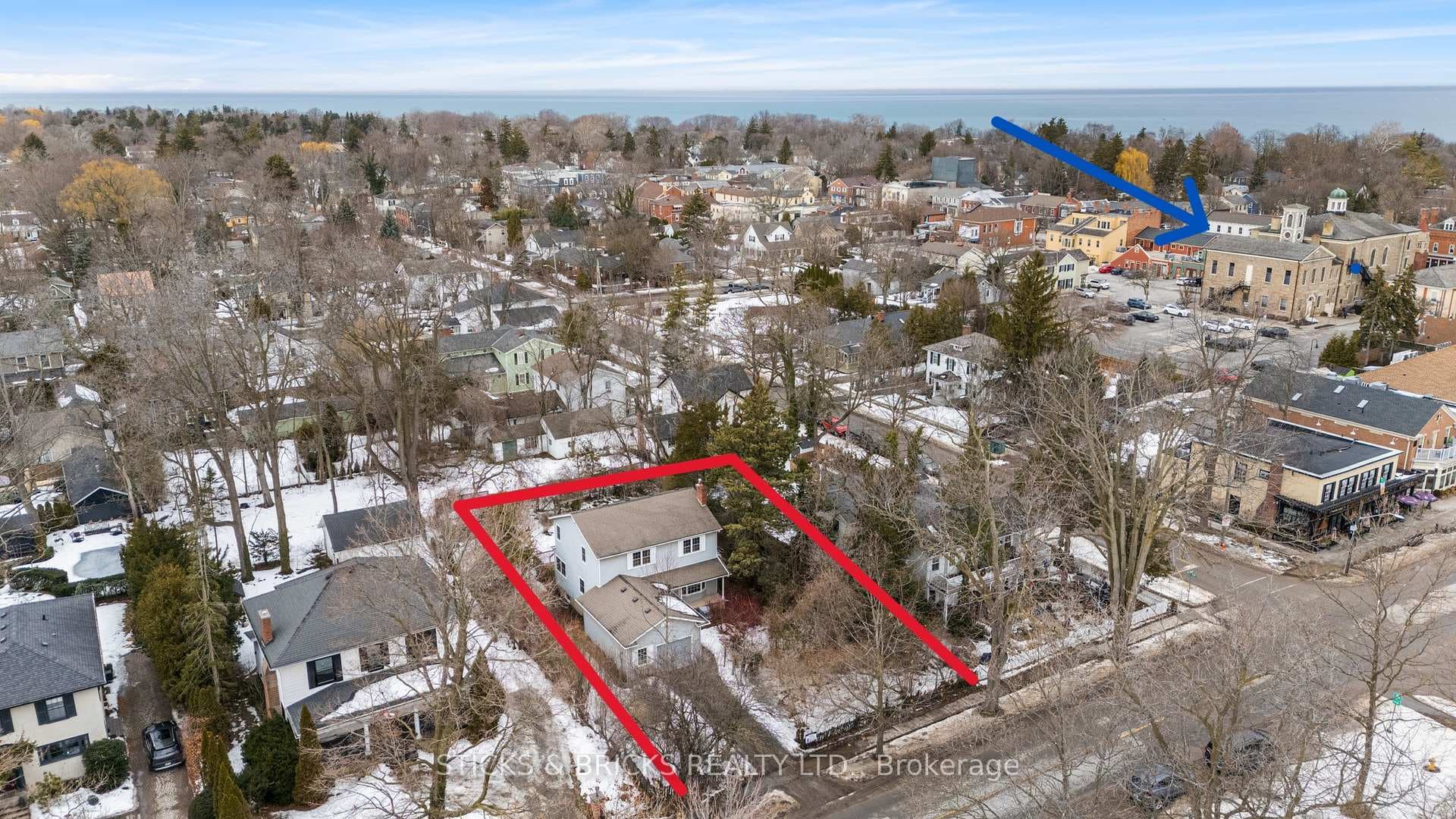 Blue arrow indicates Historic town centre