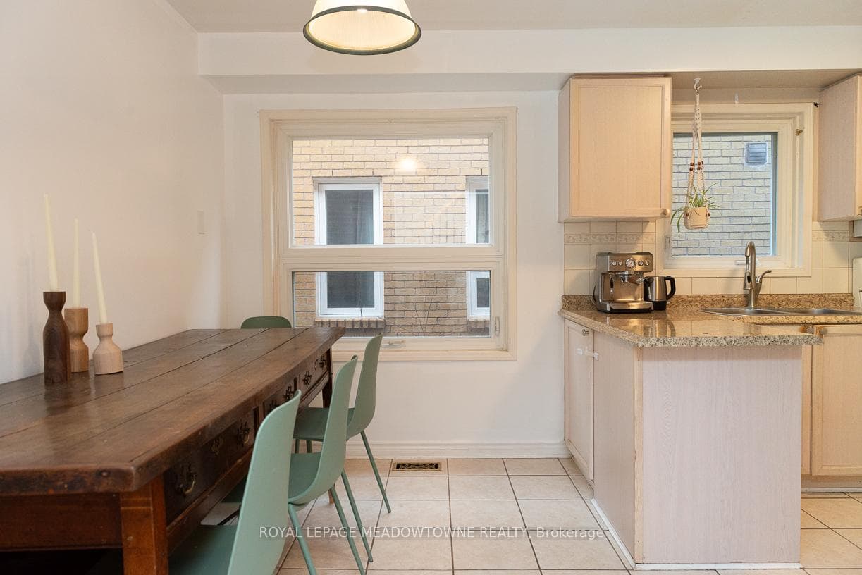 70 Ravenscliff Court photo 8
