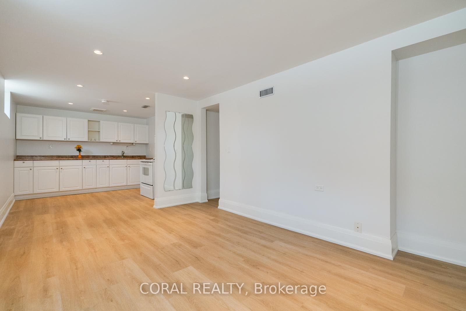 206 Oakridge Drive Unit Lower photo 4