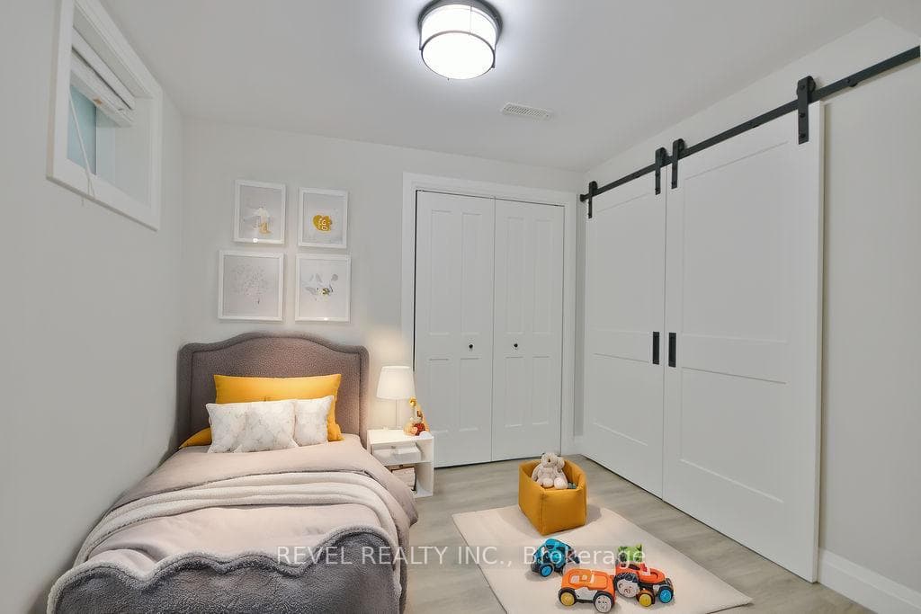 166 SUCCESSION Crescent photo 38