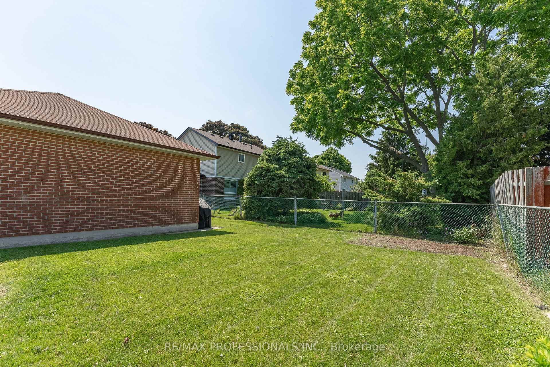 124 Panter Crescent photo 28