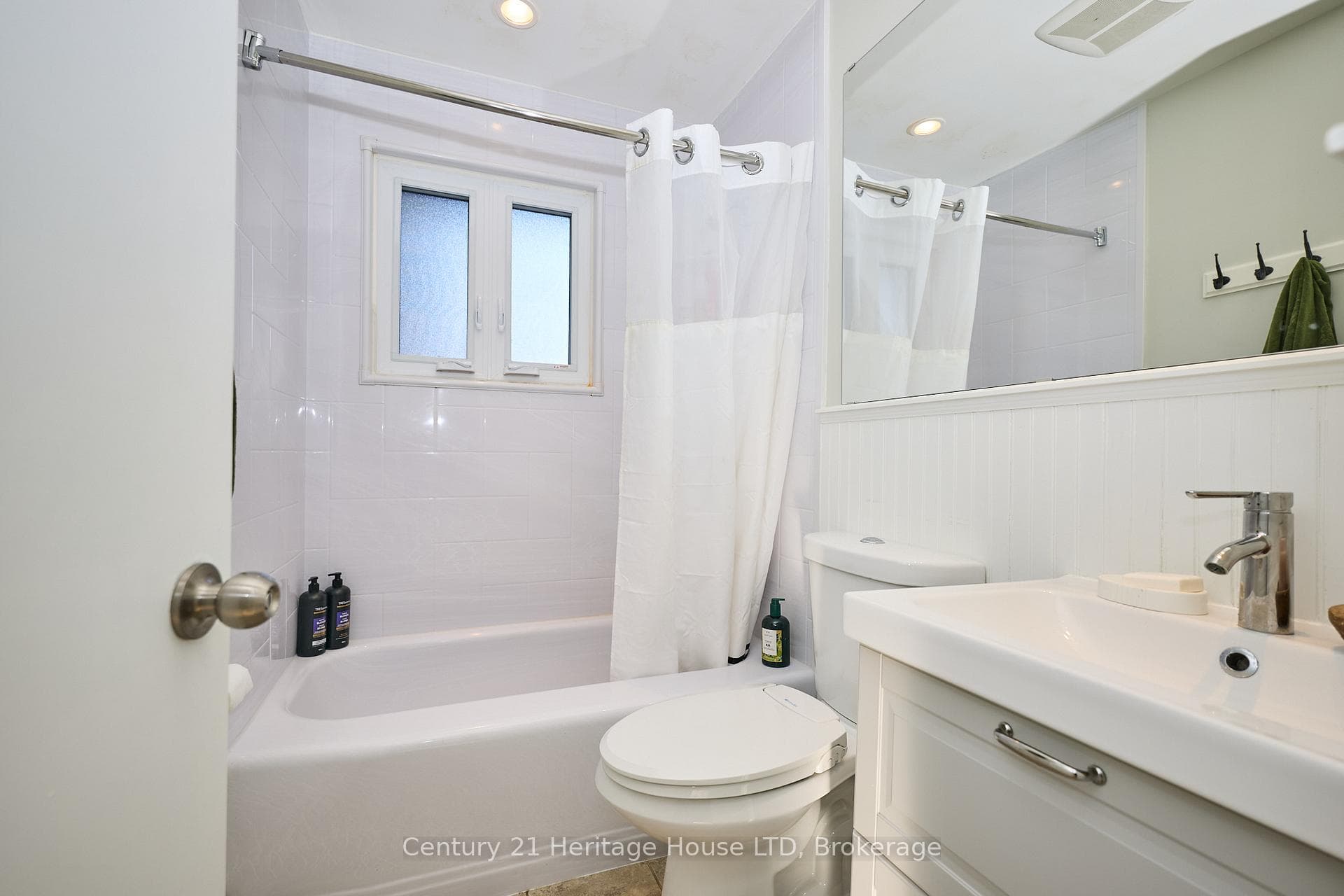 6887 Fairlawn Crescent photo 15