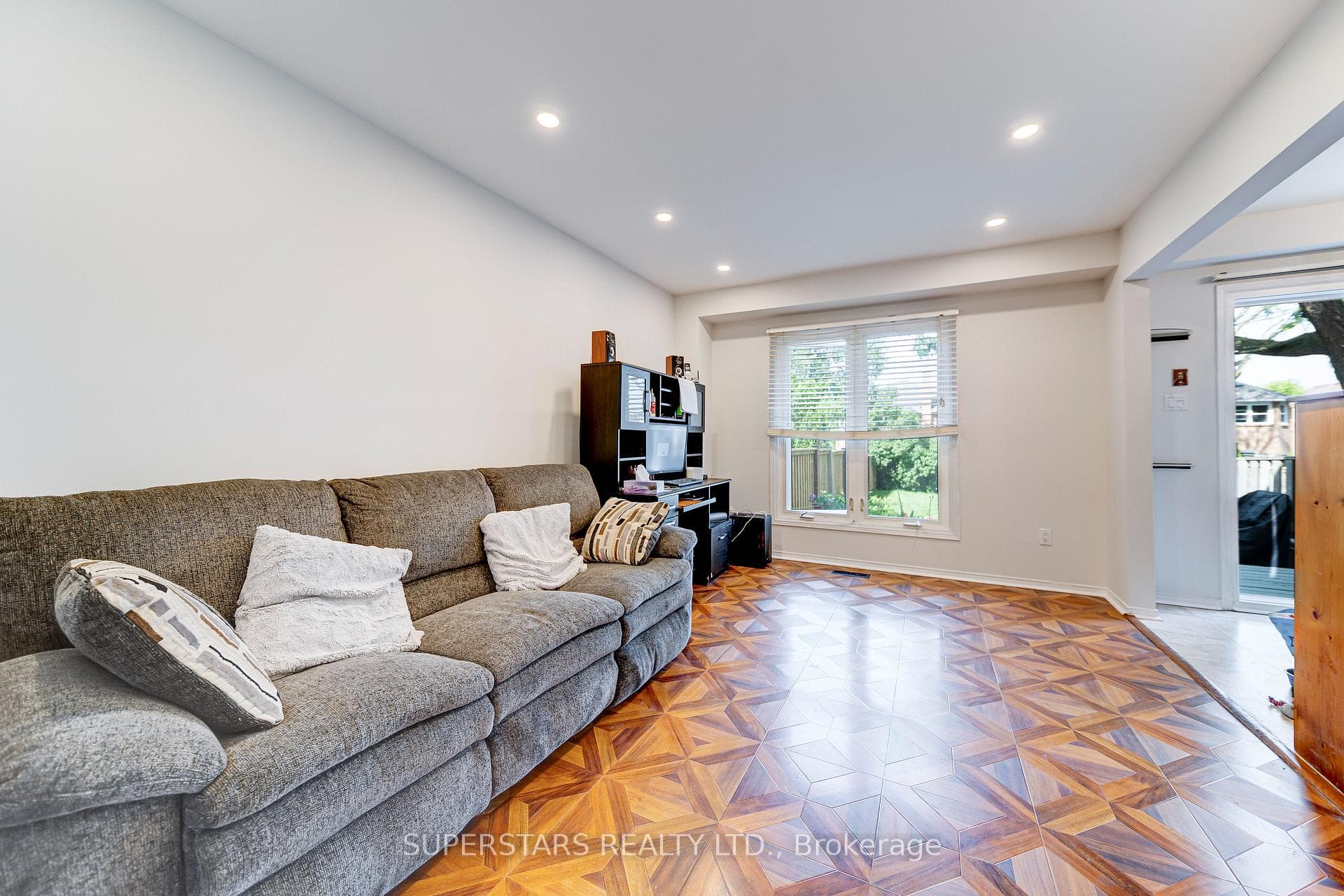 841 Clancey Crescent photo 4