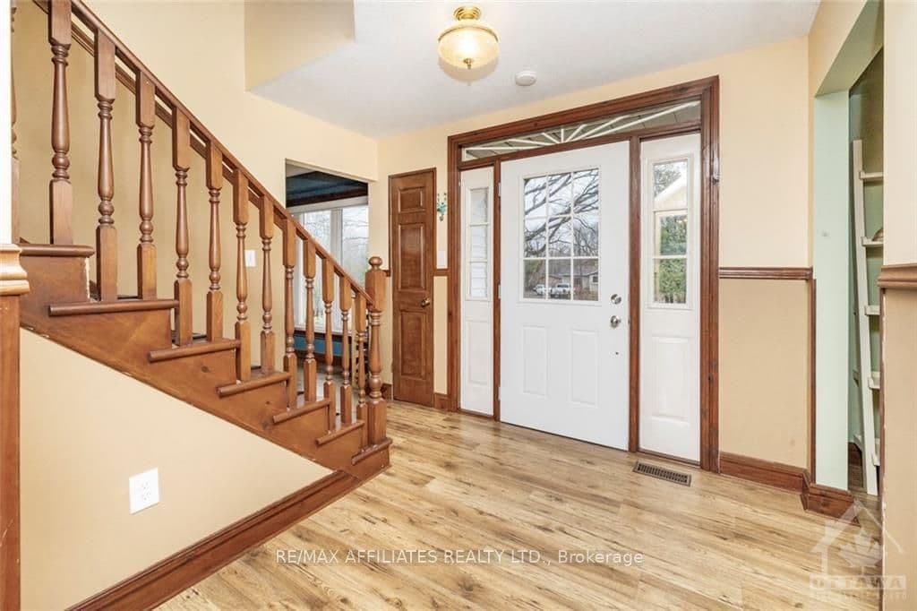 104 BARRACH Street photo 4