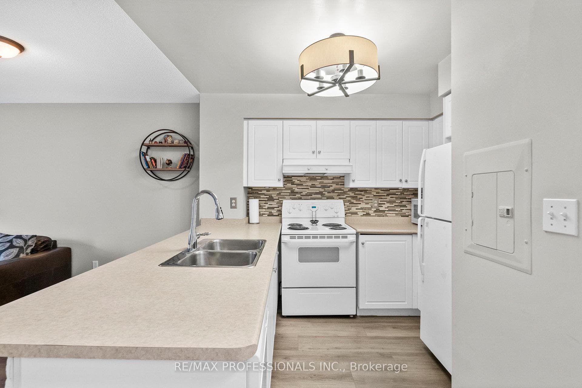 43 Eglinton Avenue Unit 608 photo 3