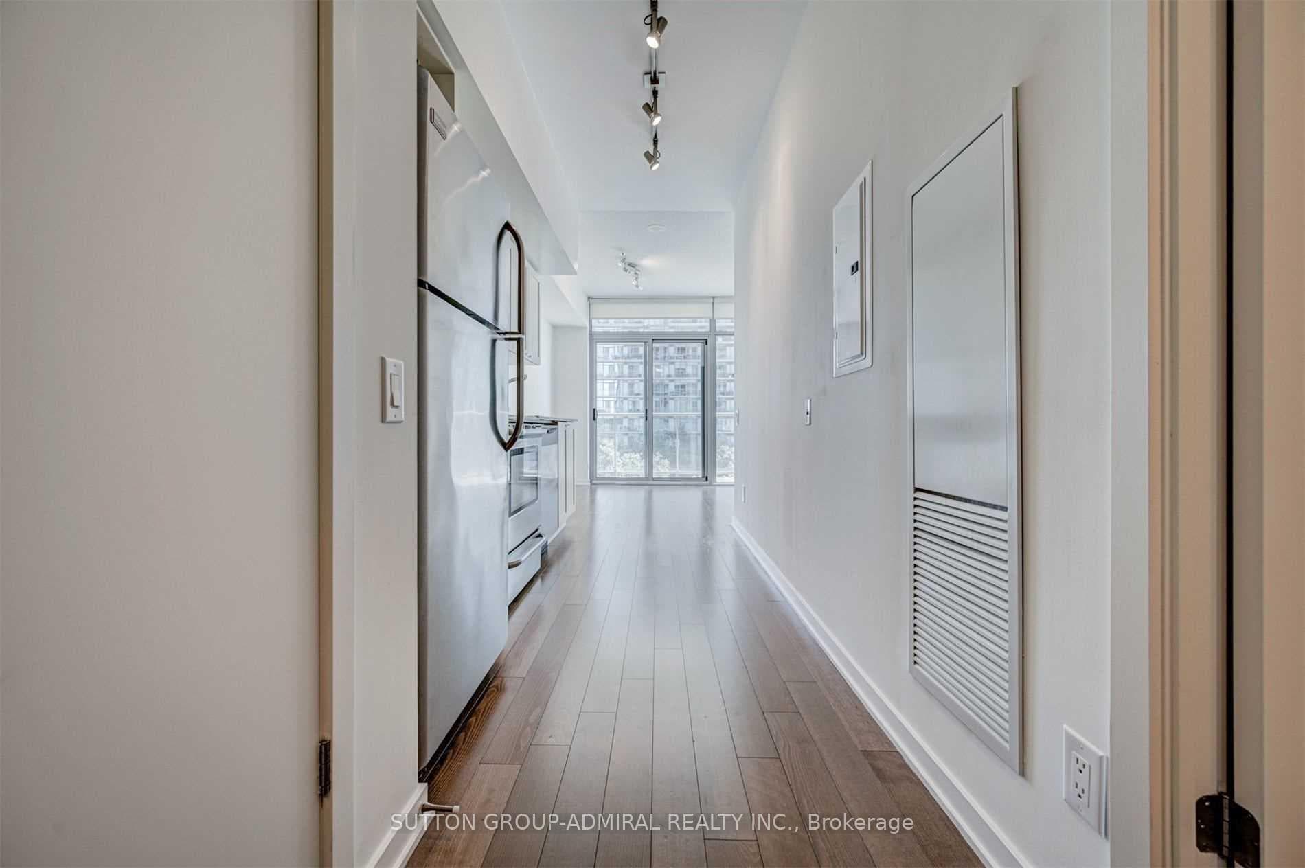 105 The Queensway Avenue Unit 413 photo 3