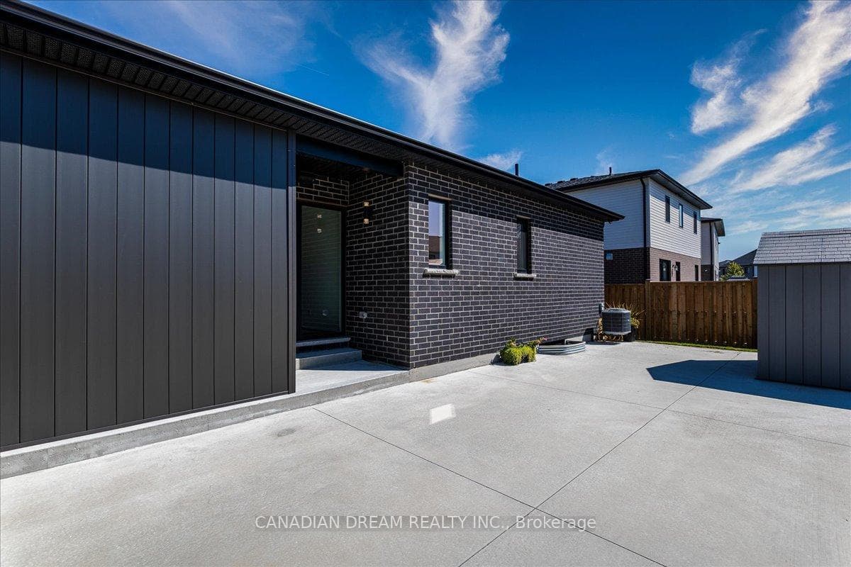 120 Poole Crescent photo 44