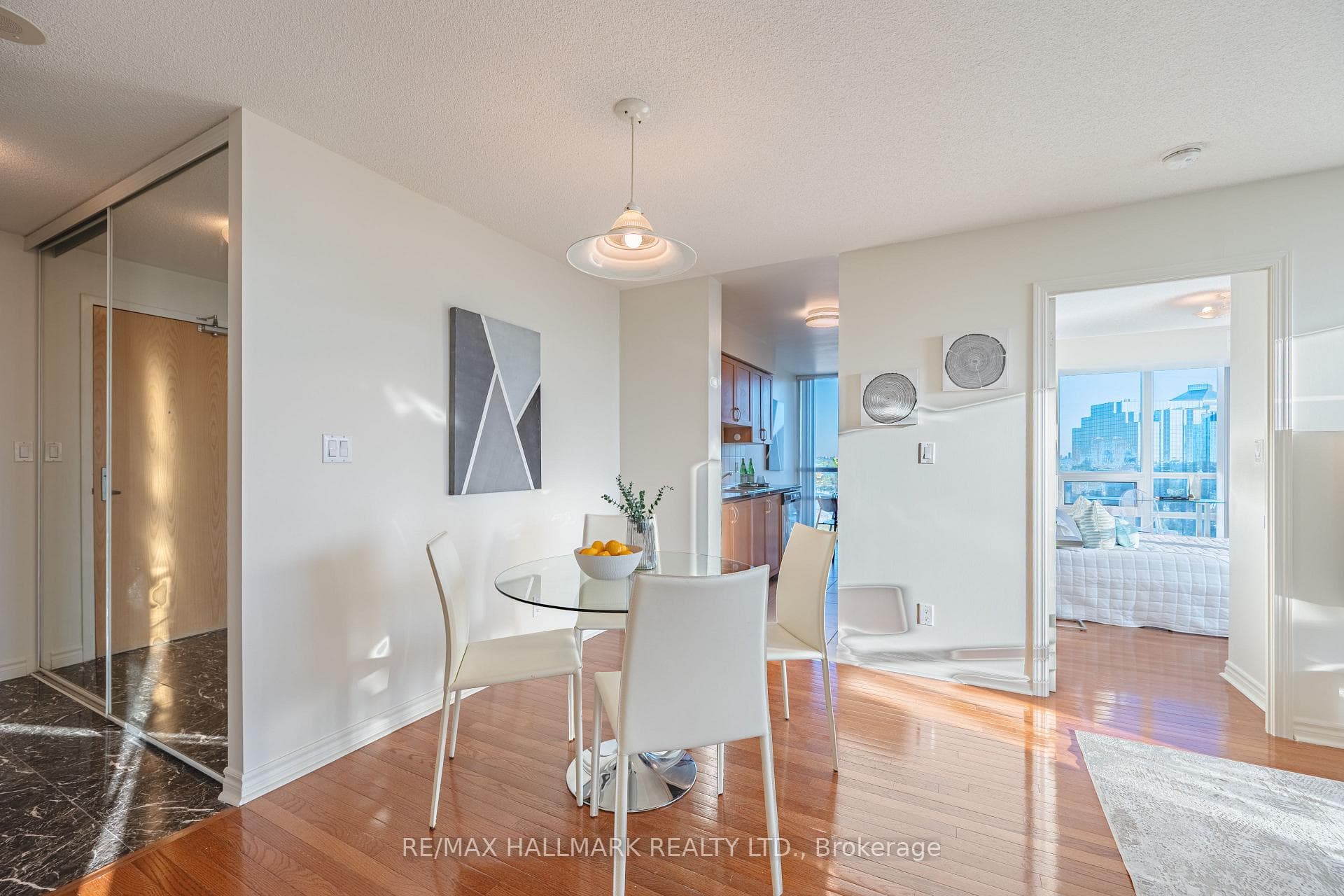 LIVING ROOM/DINING ROOM