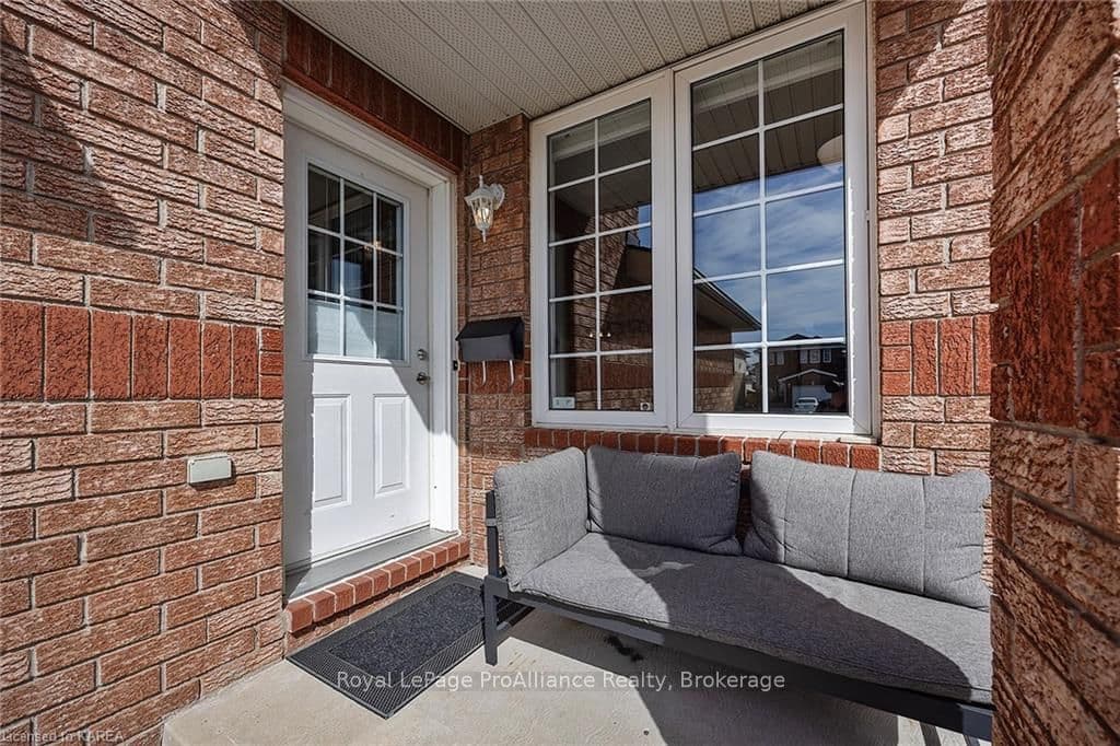 1884 BERRYWOOD Crescent photo 3