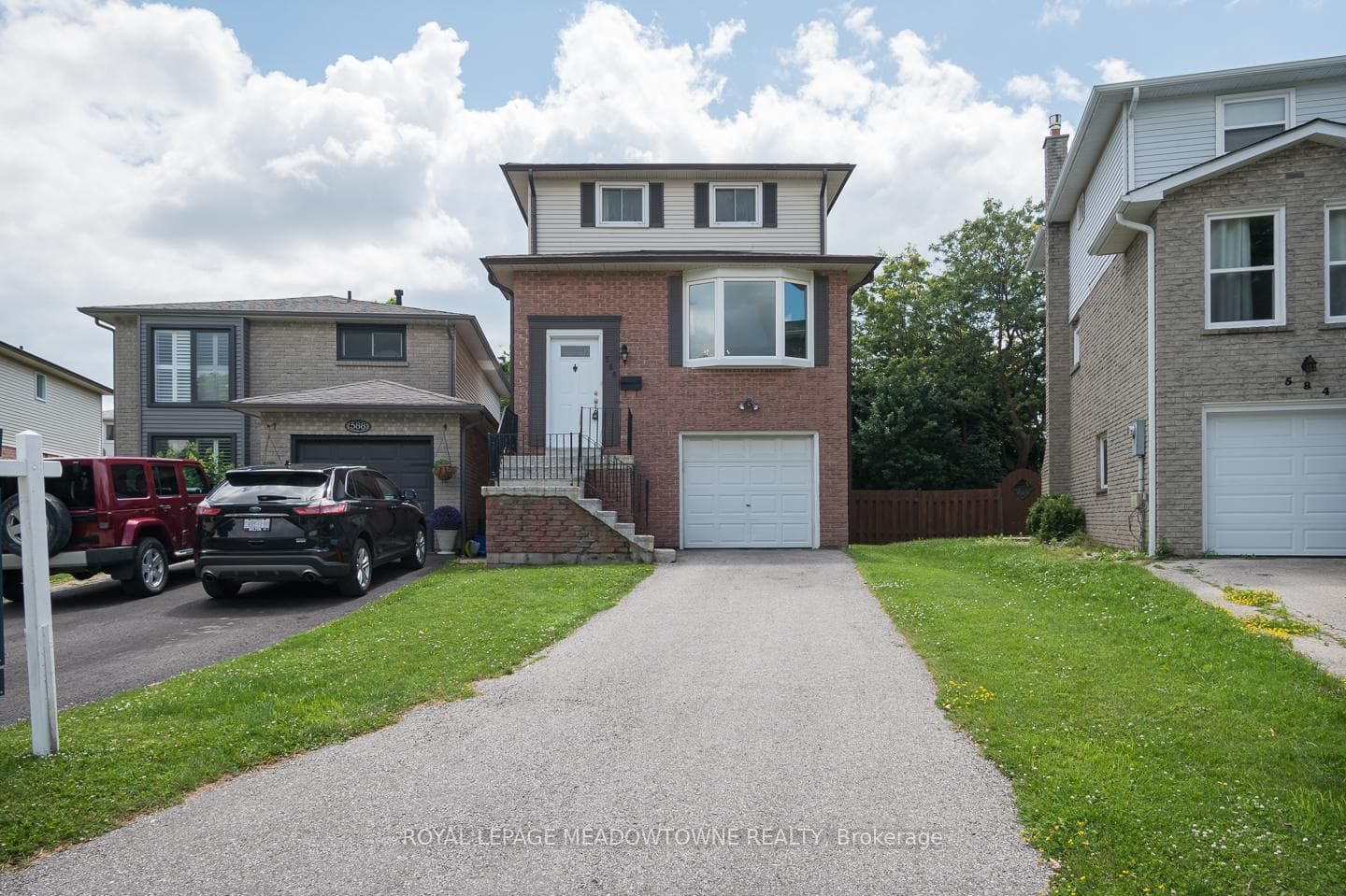 586 Hayward Crescent photo 39