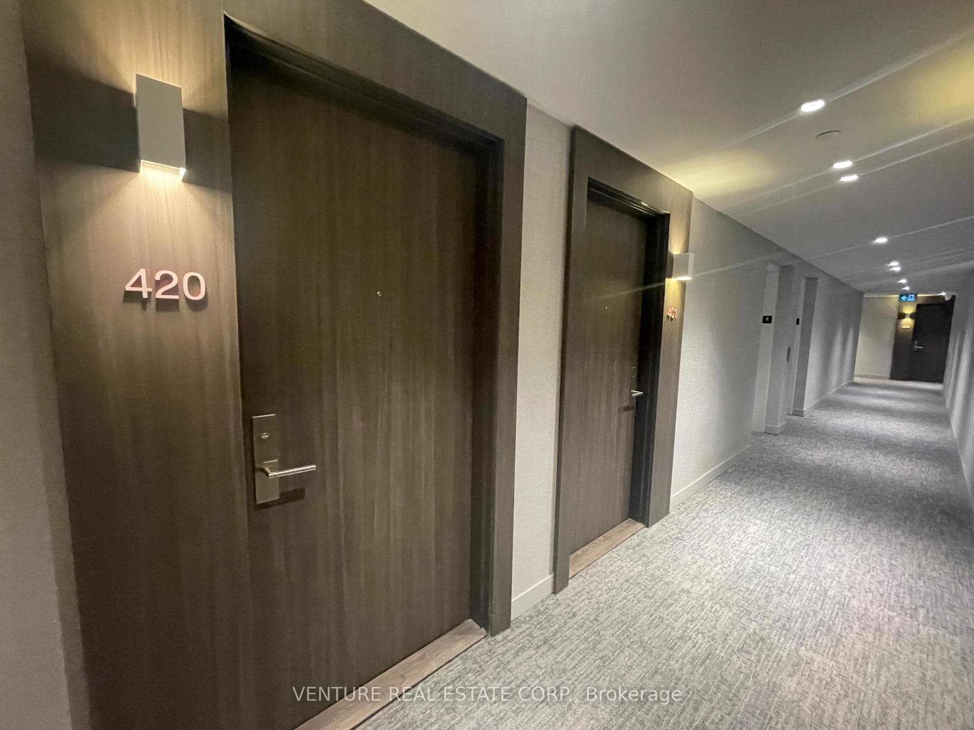 185 Roehampton Avenue Unit 420 photo 3