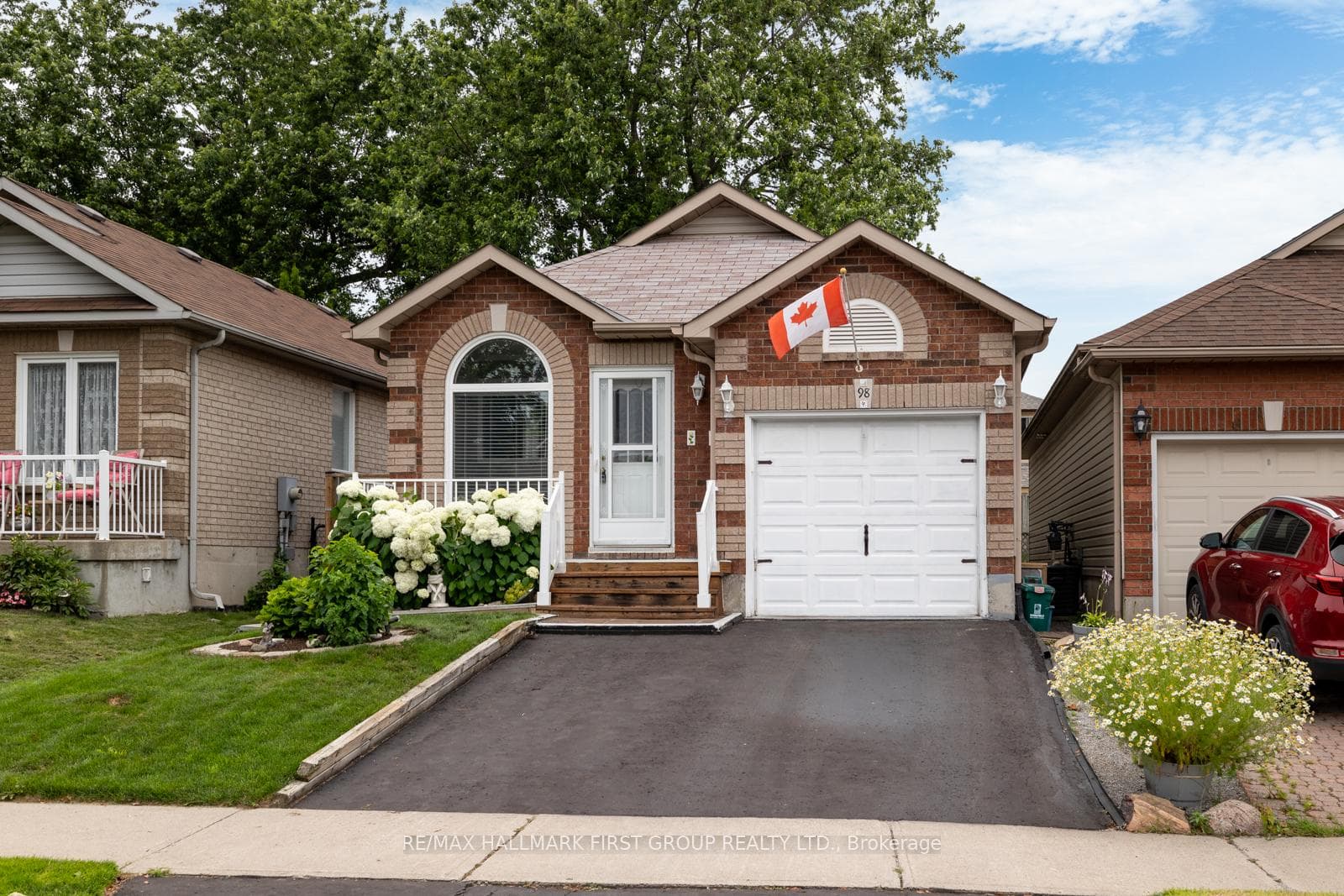98 McFeeters Crescent photo 2